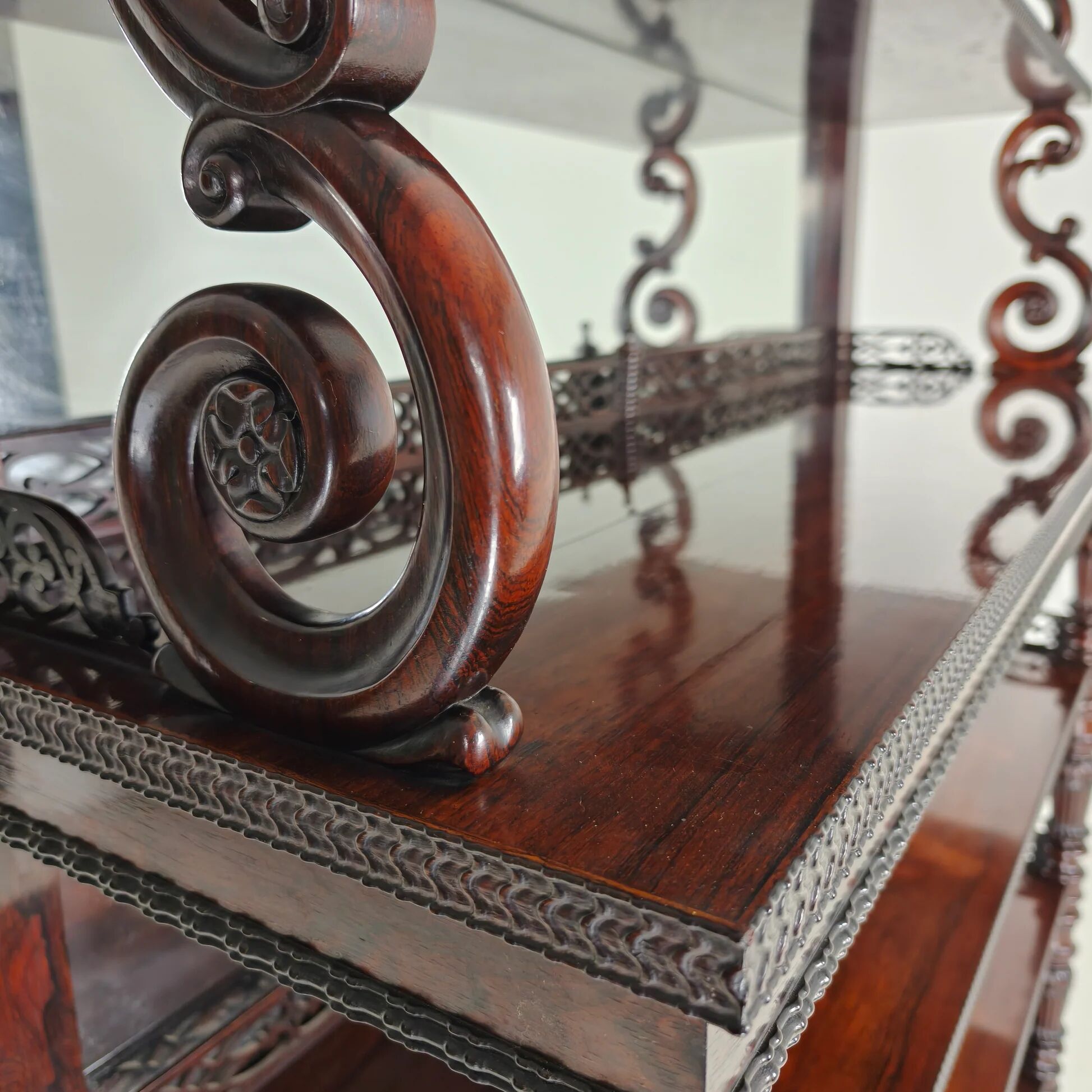 Fine quality étagère with crest – Regency / William IV period, 19th century