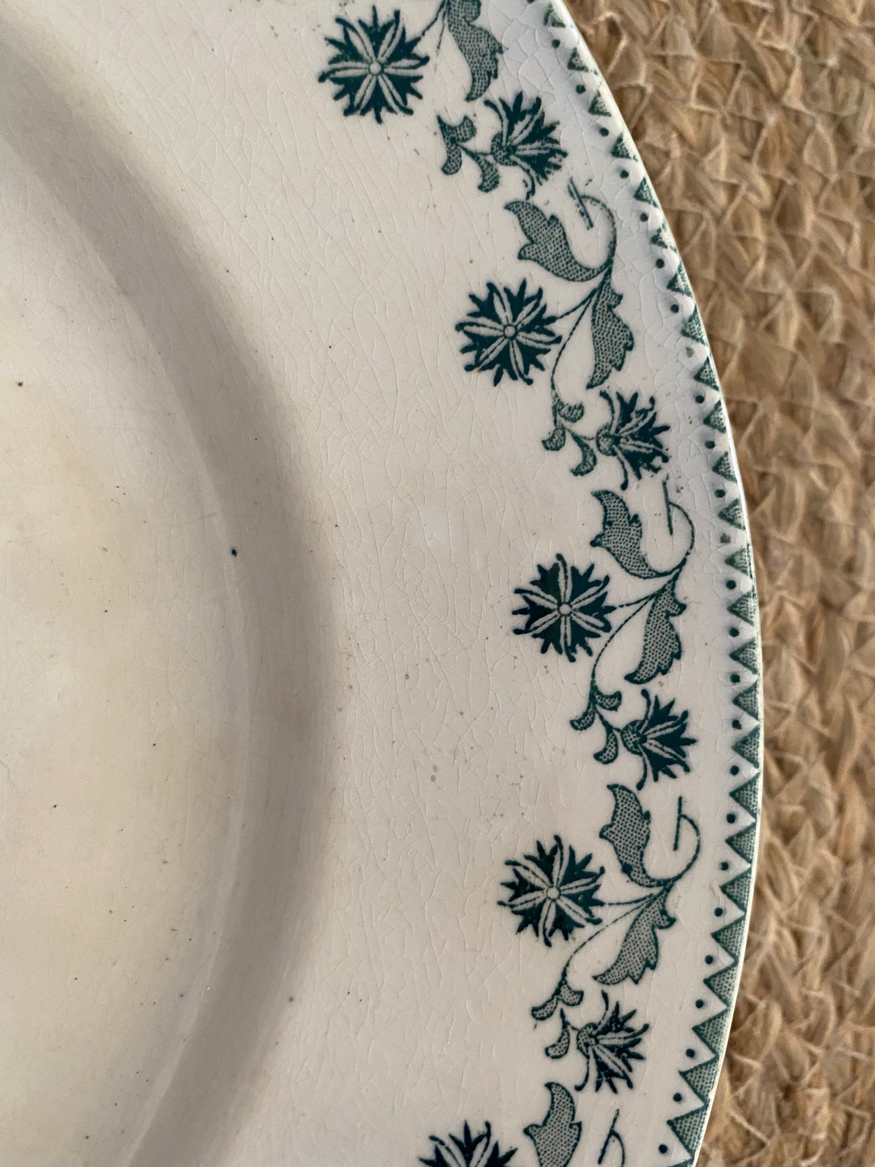 Old flat plates in red, green and blue gray.