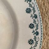 Old flat plates in red, green and blue gray.