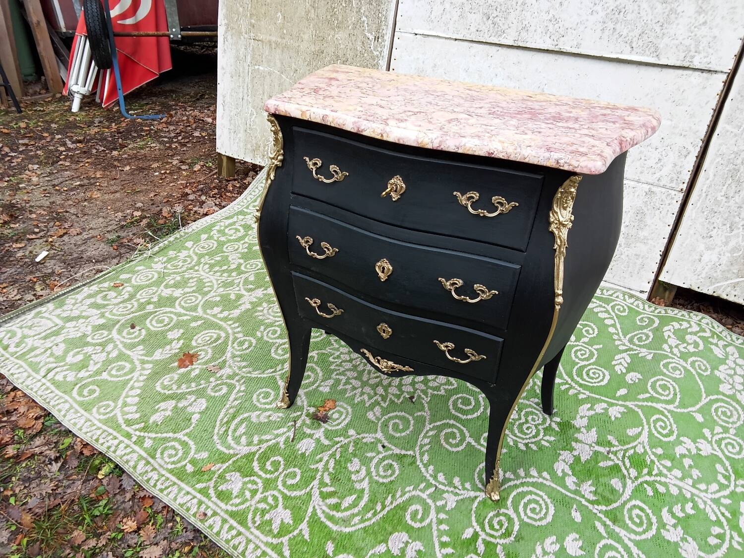Small black chest of drawers