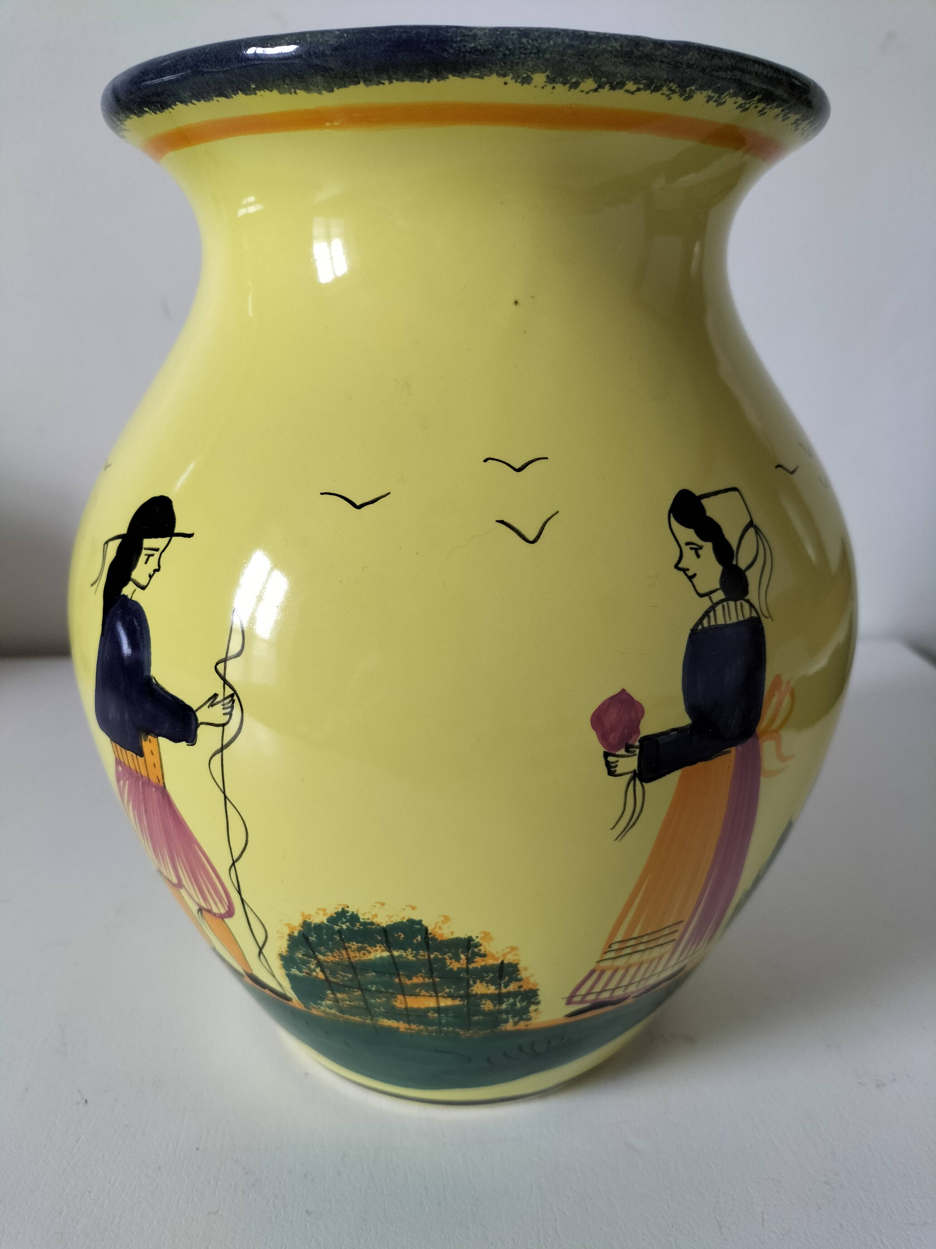 Quimper Henriot Vase – Rare mixed decoration (D.301 + monochrome) on a yellow background