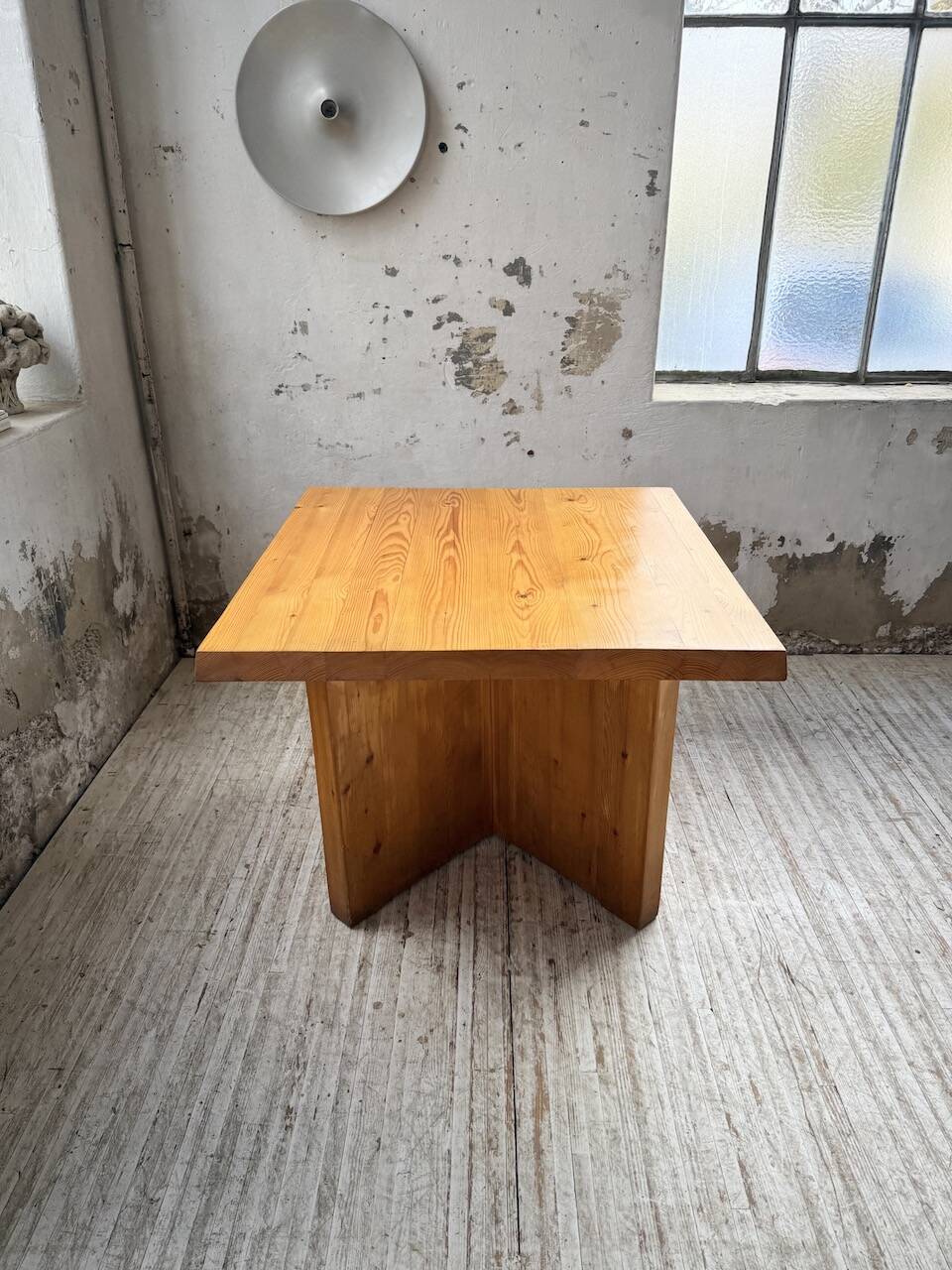 Table carrée moderniste en pin massif, années 50