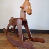 Cheval de bois ancien à bascule