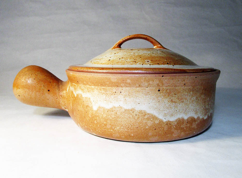 Sandstone pan with lid