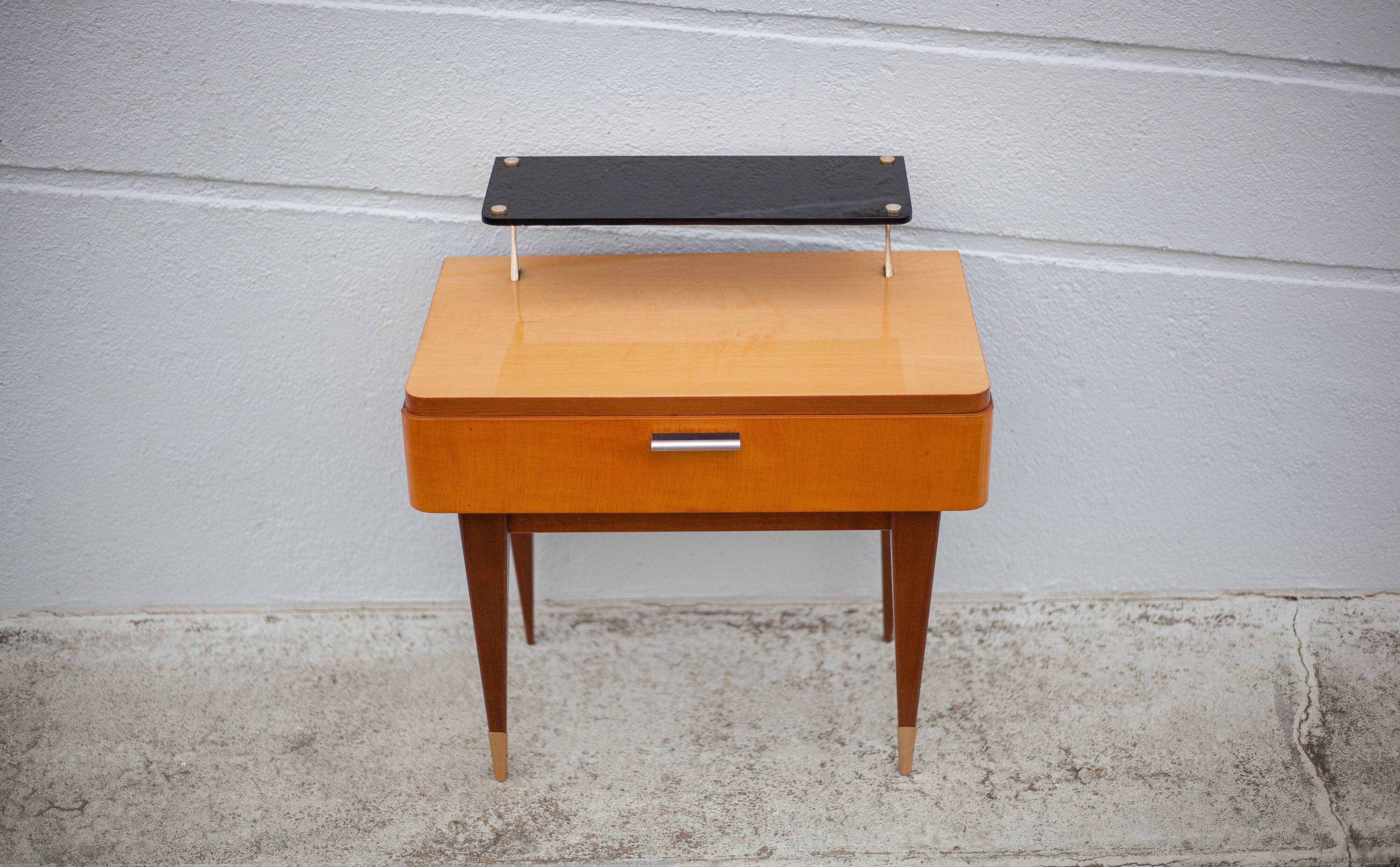 Table de chevet vintage, table de nuit bois avec tablette, table d'appoint, bout de canapé, 50's