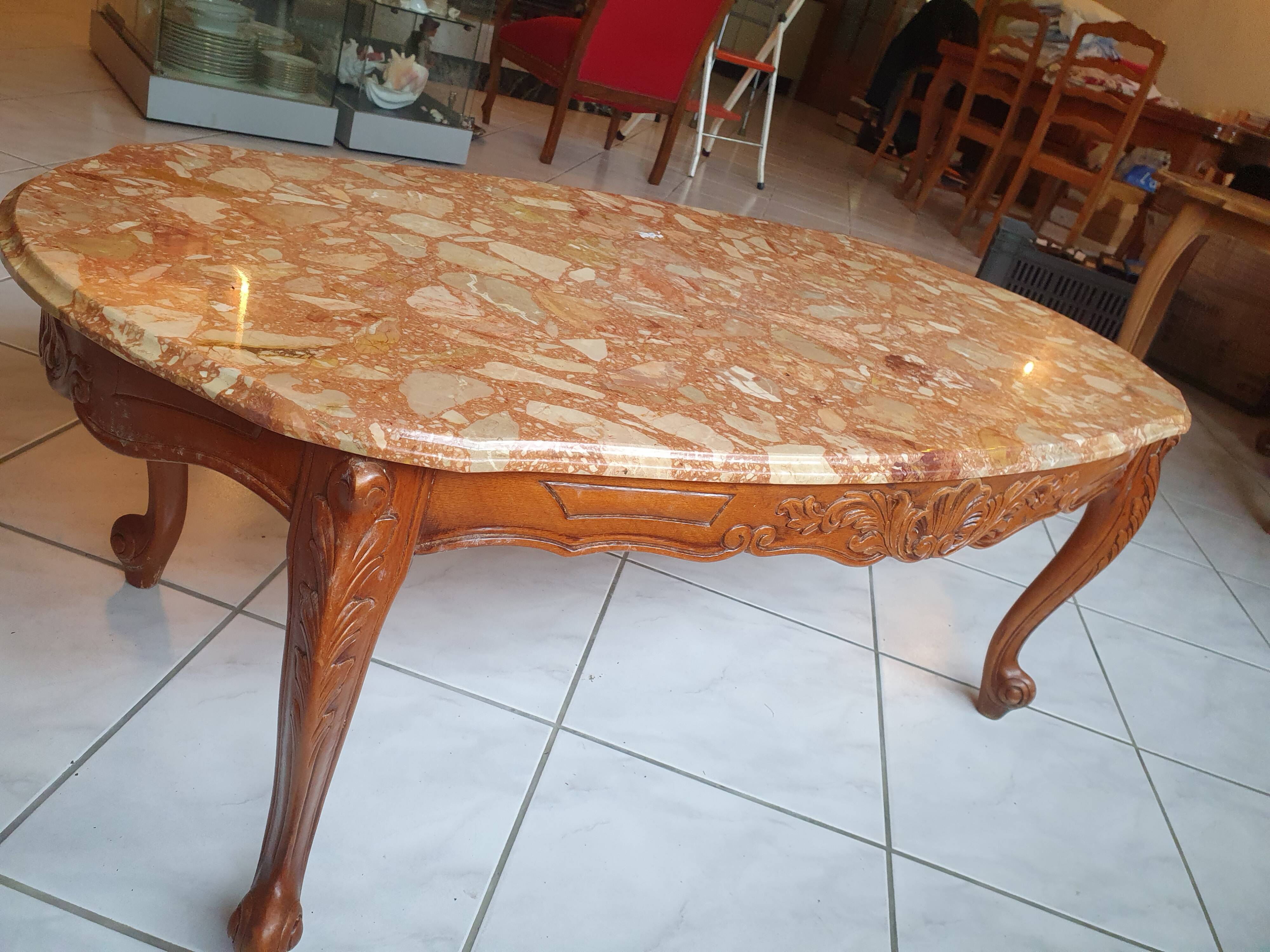 Table basse en merisier avec un plateau en marbre