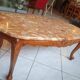 Table basse en merisier avec un plateau en marbre