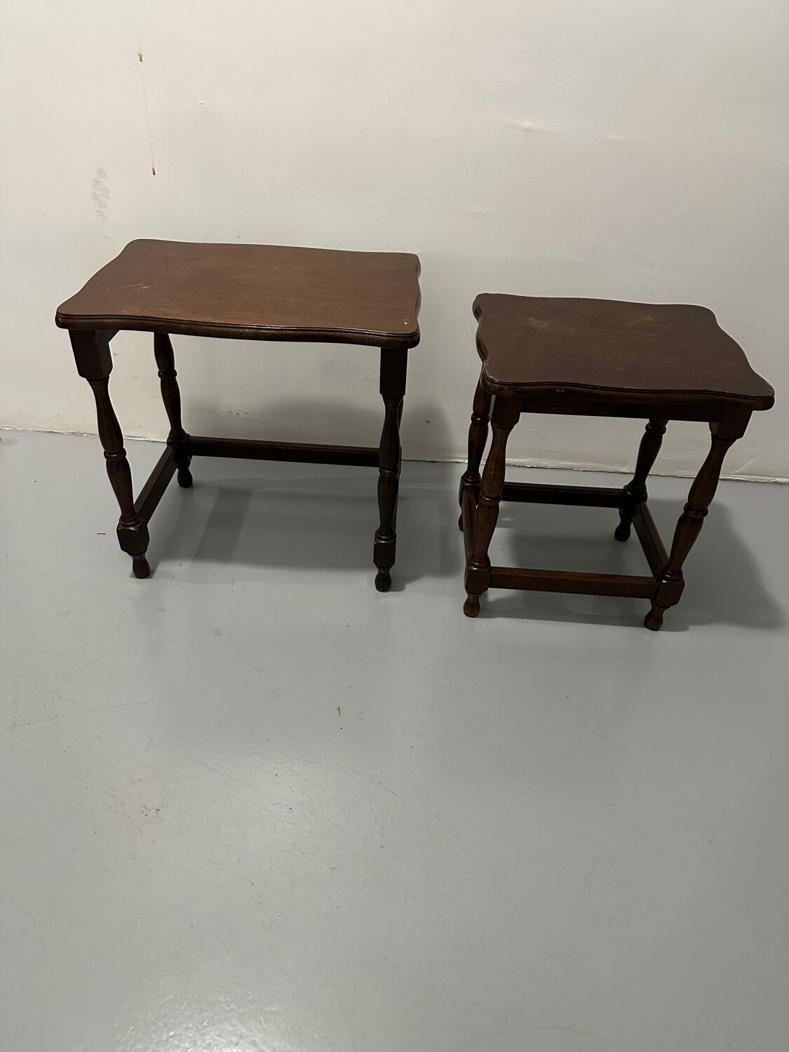 Set of two nesting tables