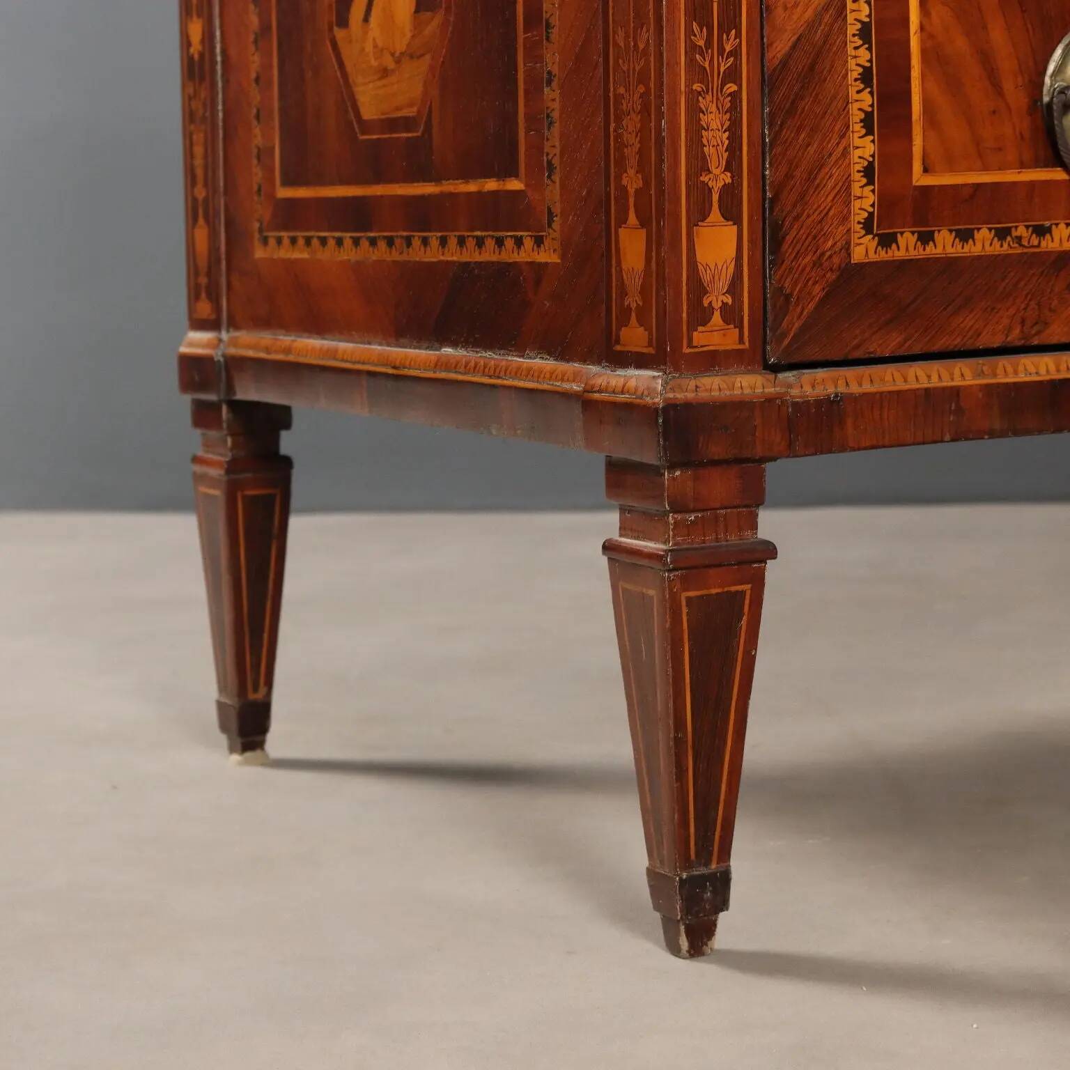 Antique neoclassical commode with 3 drawers, Italy, 18th century.