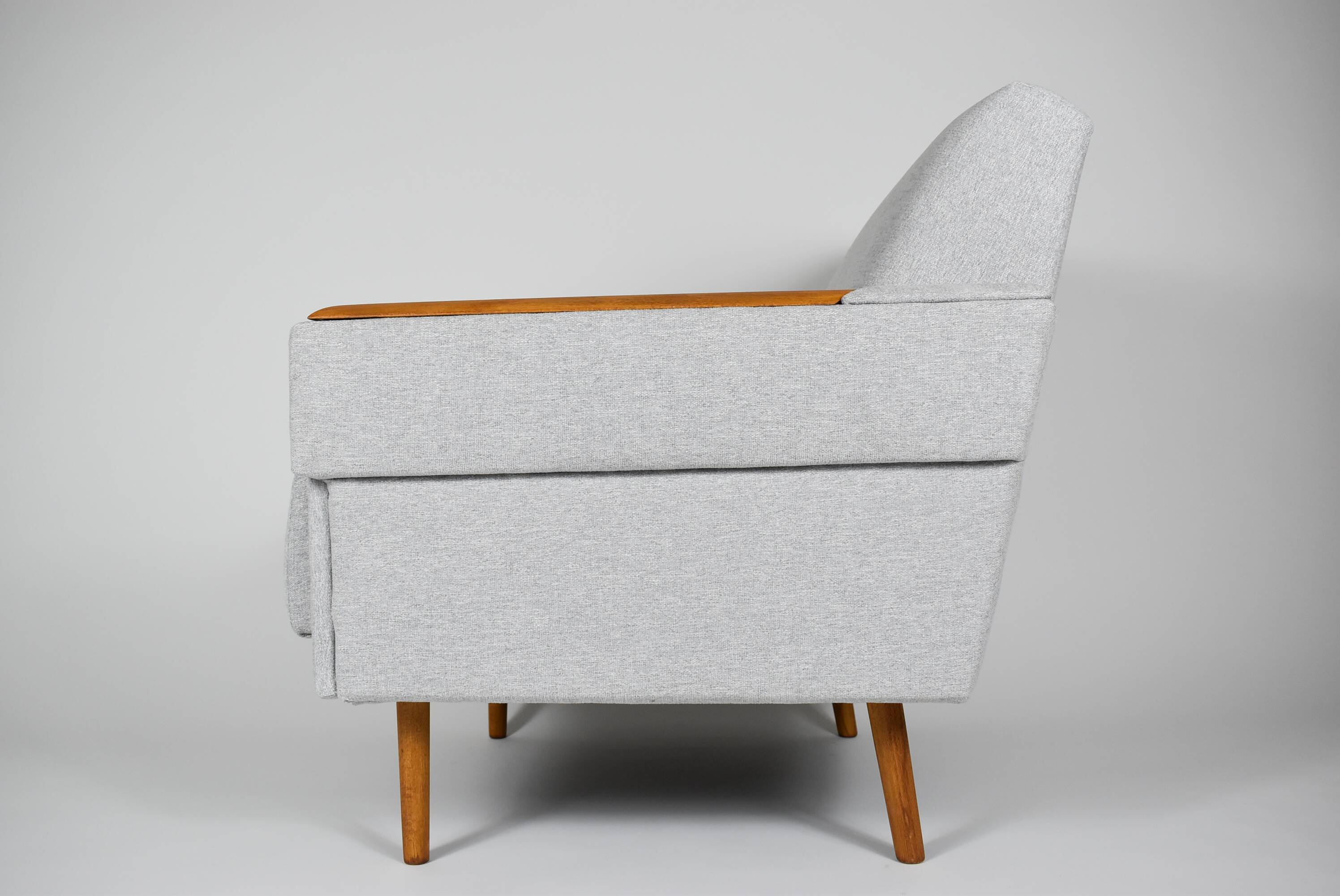 Fauteuil moderne du milieu du siècle, restauré, 1960, tissu gris clair