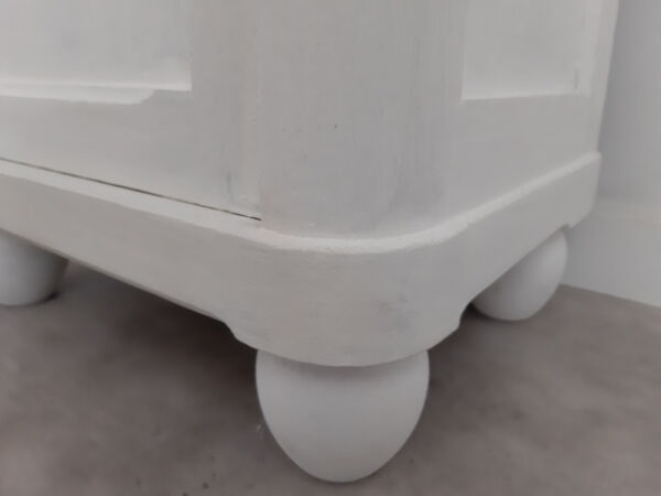 Massive chestnut chevet