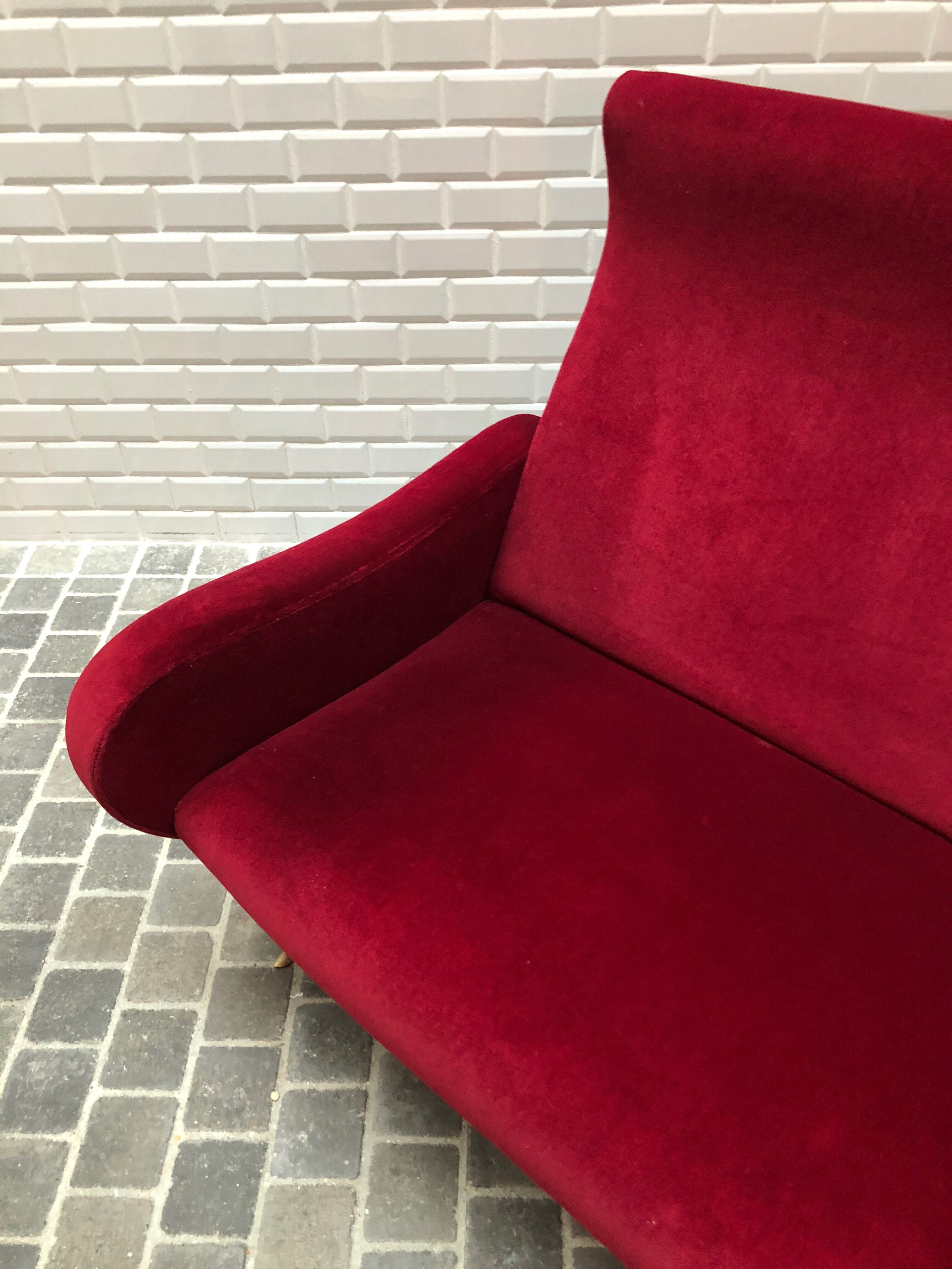 Fauteuil italien velours rouge avec pieds en laiton