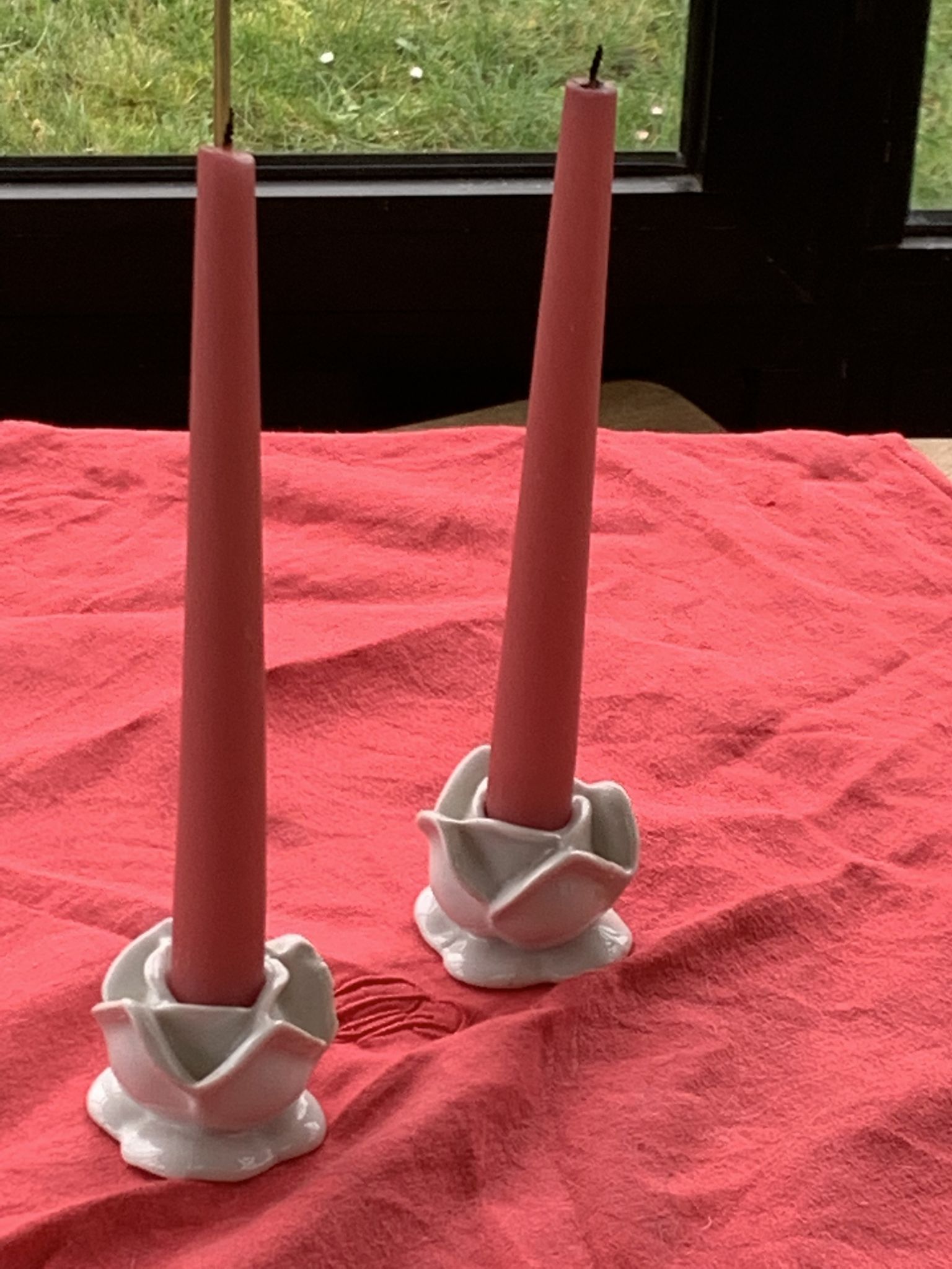 Deux bougeoirs fleurs en porcelaine blanche vintage