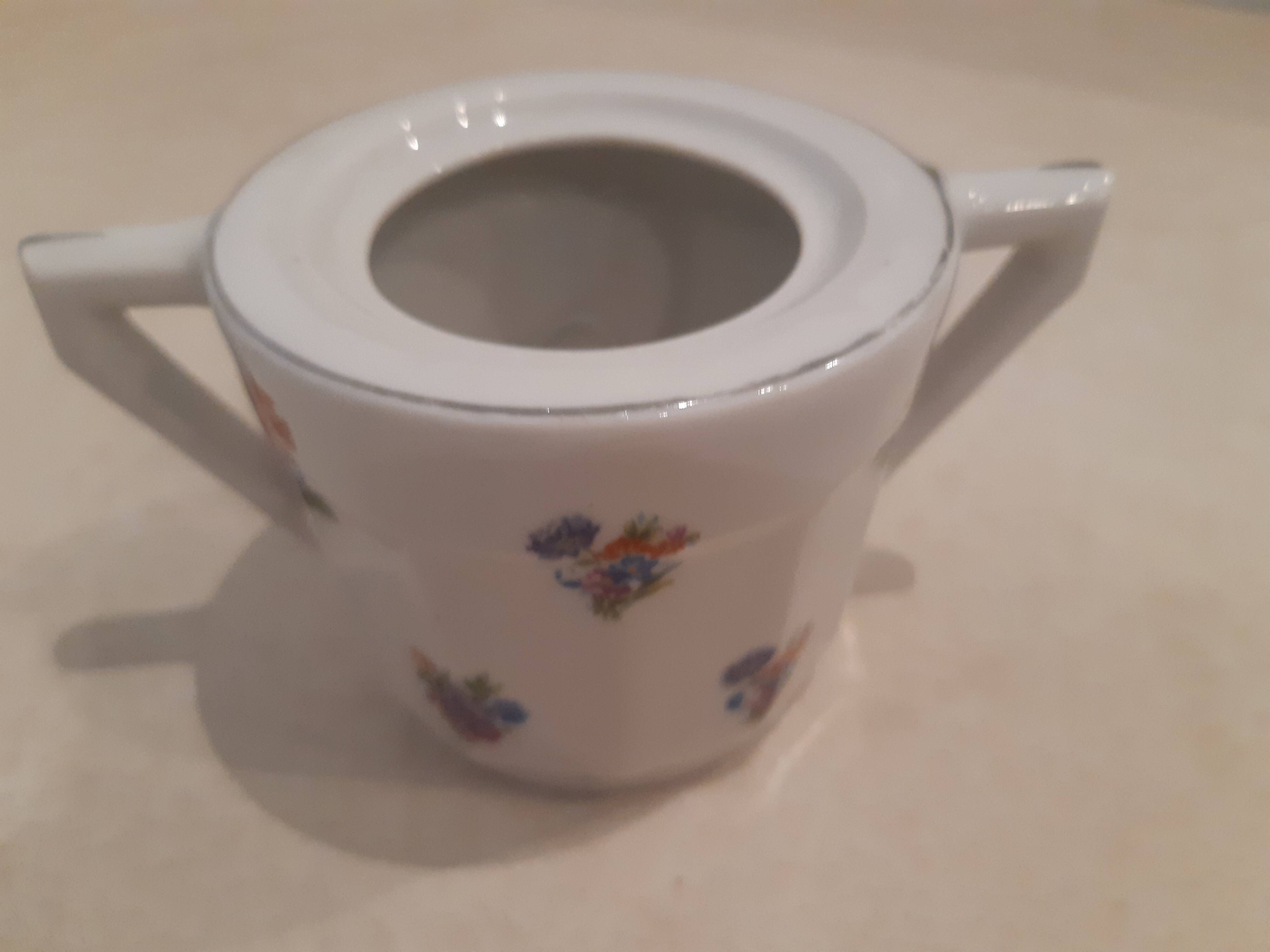 Large milk jug and sugar bowl from the 1930s, decorated with a bouquet of flowers. Silver thread.