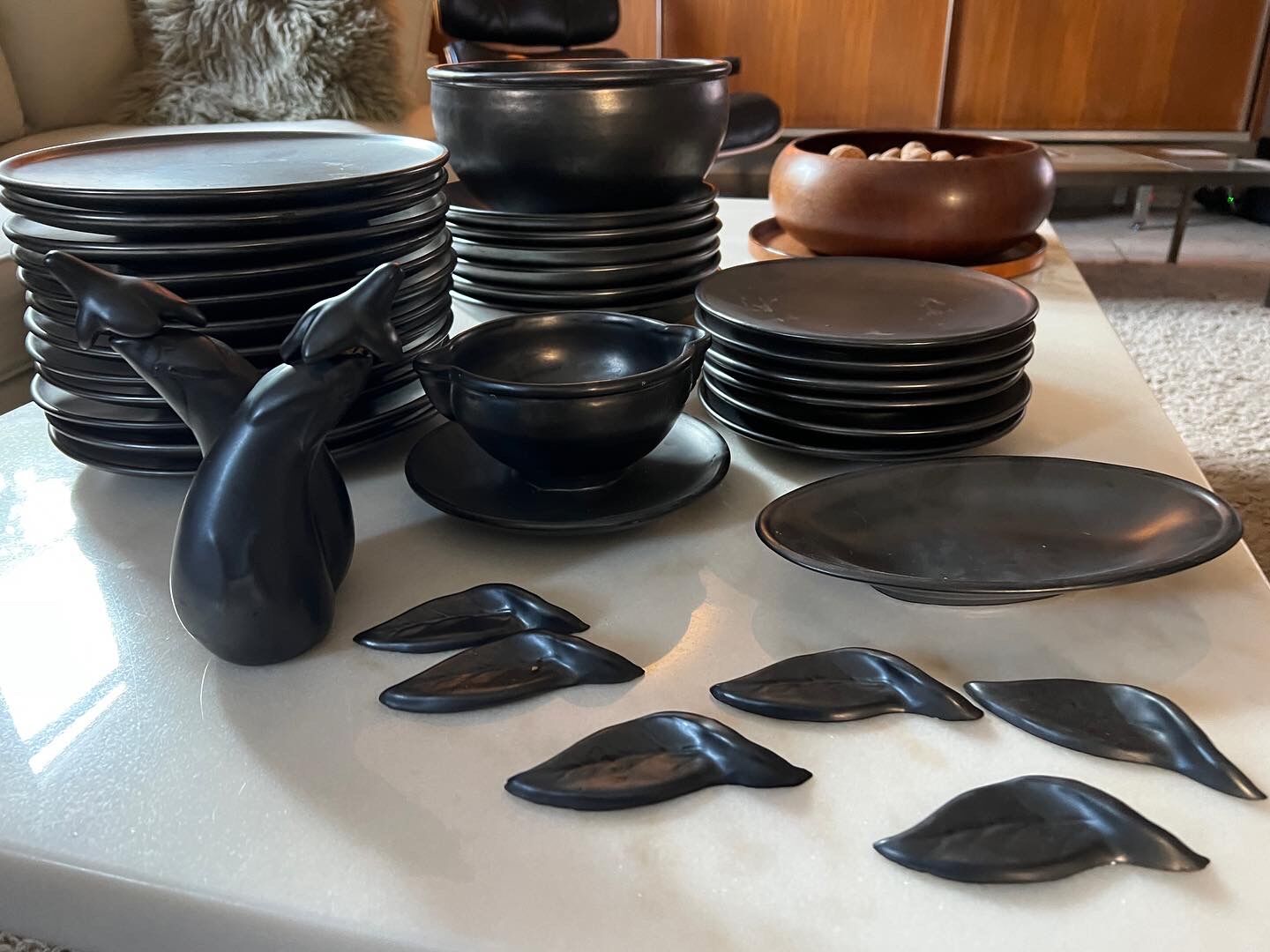 Service de table Ceramony Vallauris en faience noir mat 1950 - 38 pièces