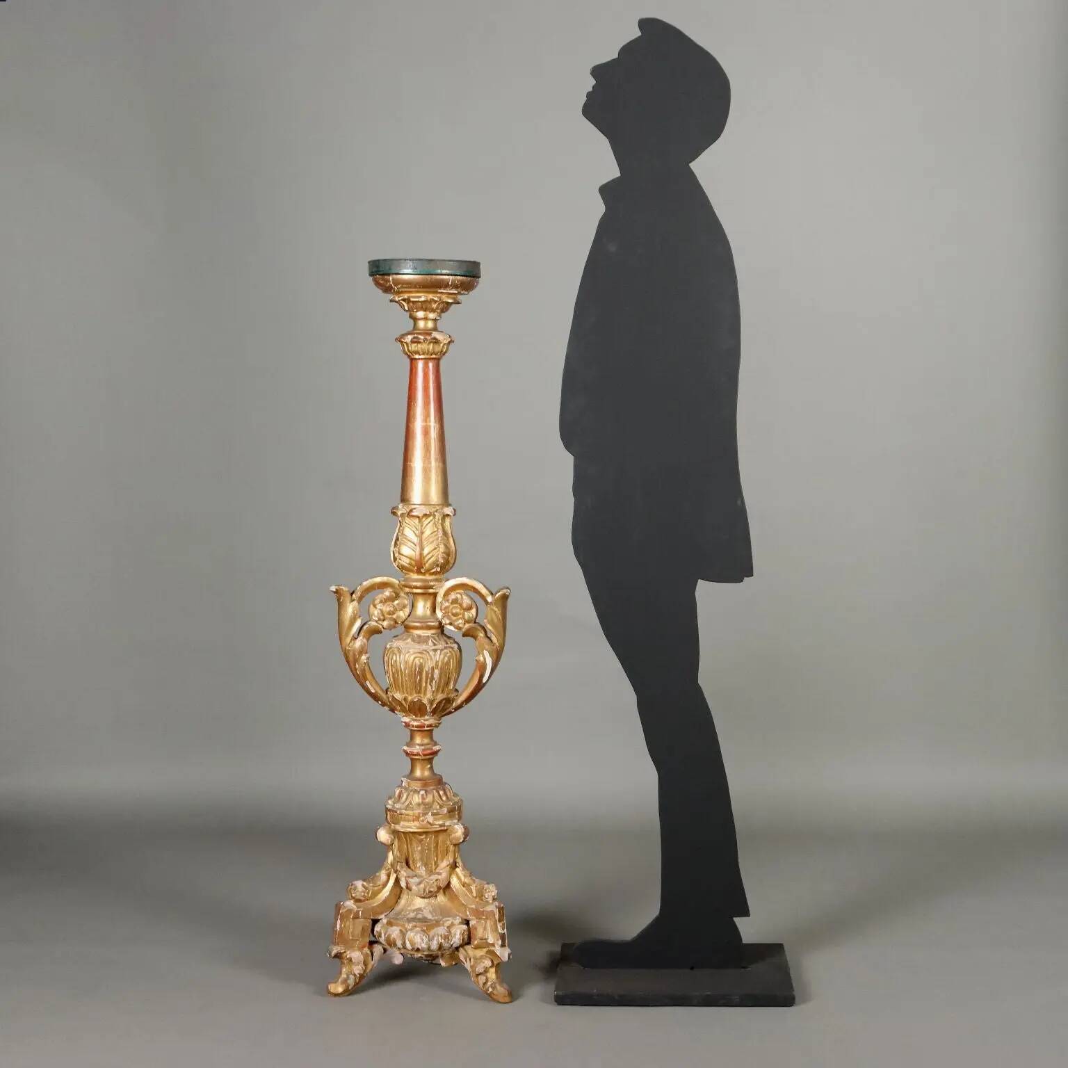 Bougeoir éclectique ancien en bois sculpté et doré, XIXe siècle