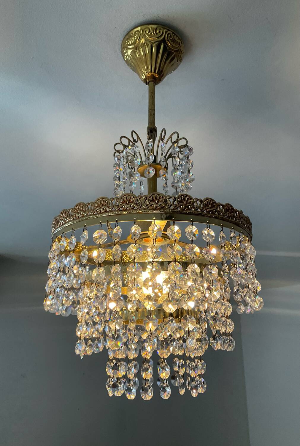 Chandelier with crystal and brass pendants