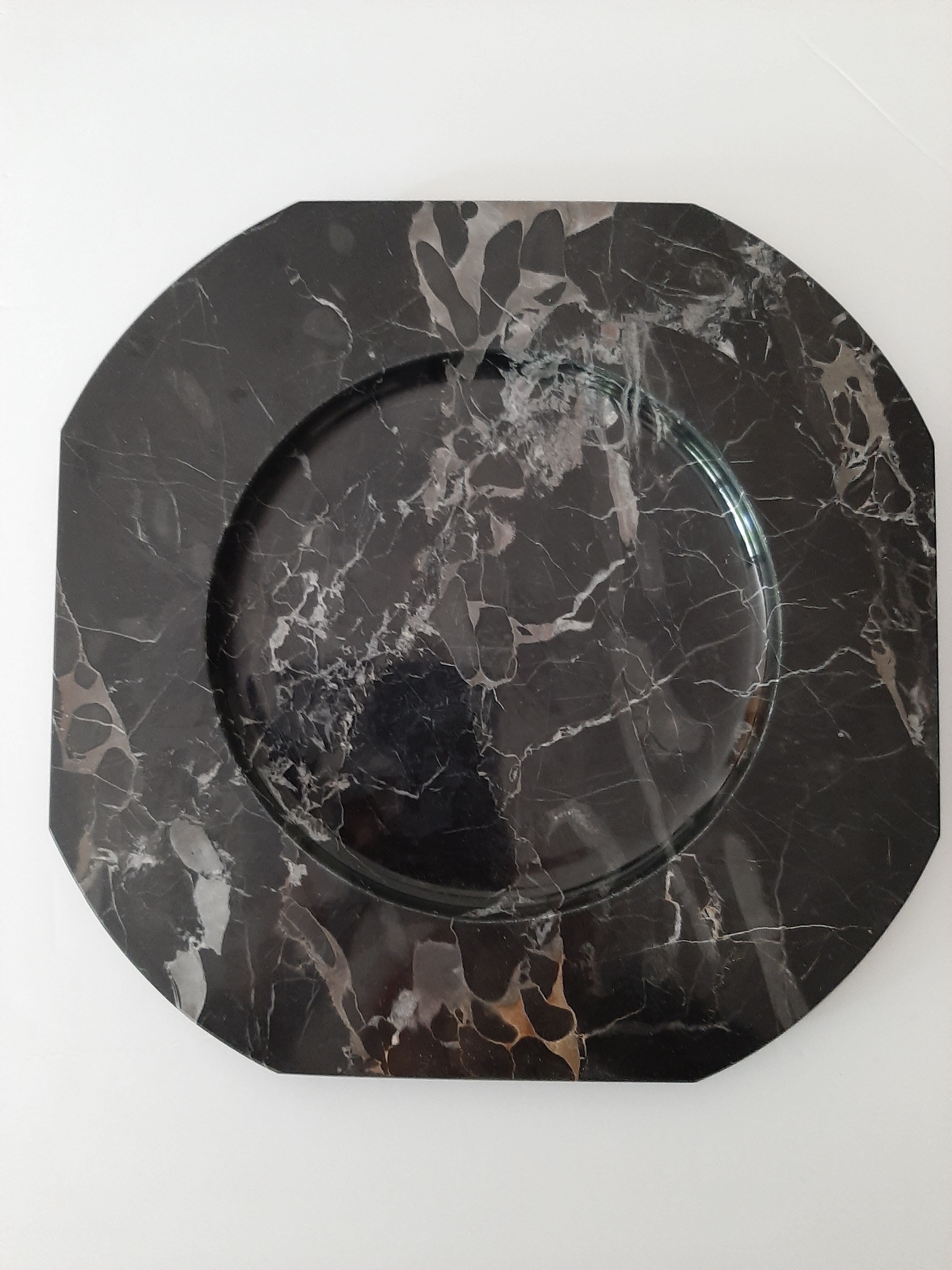 Set of 2 black marble presentation plates