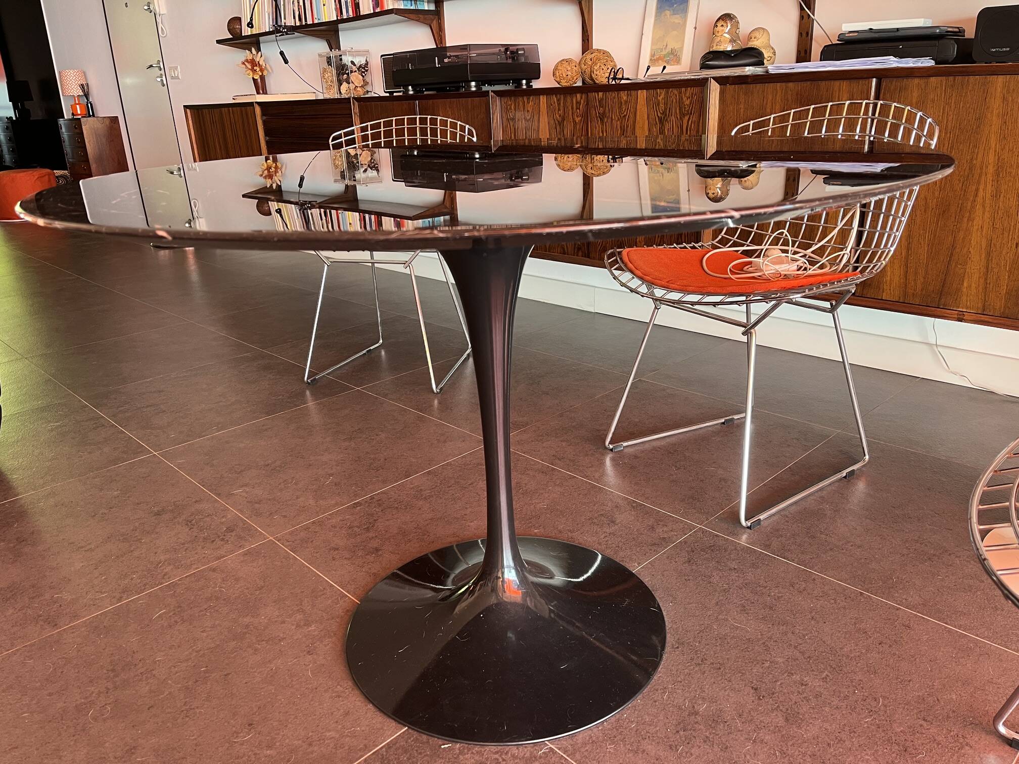 Black marble round table Knoll