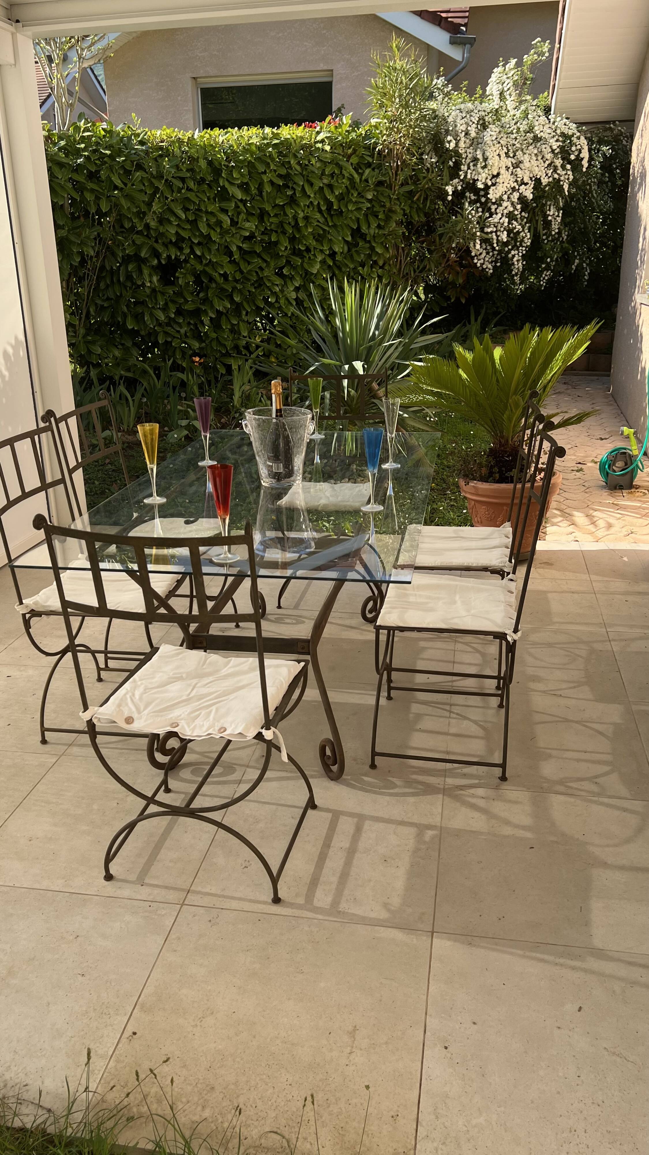 Table de terrasse plateau en verre + 6 chaises en fer forgé