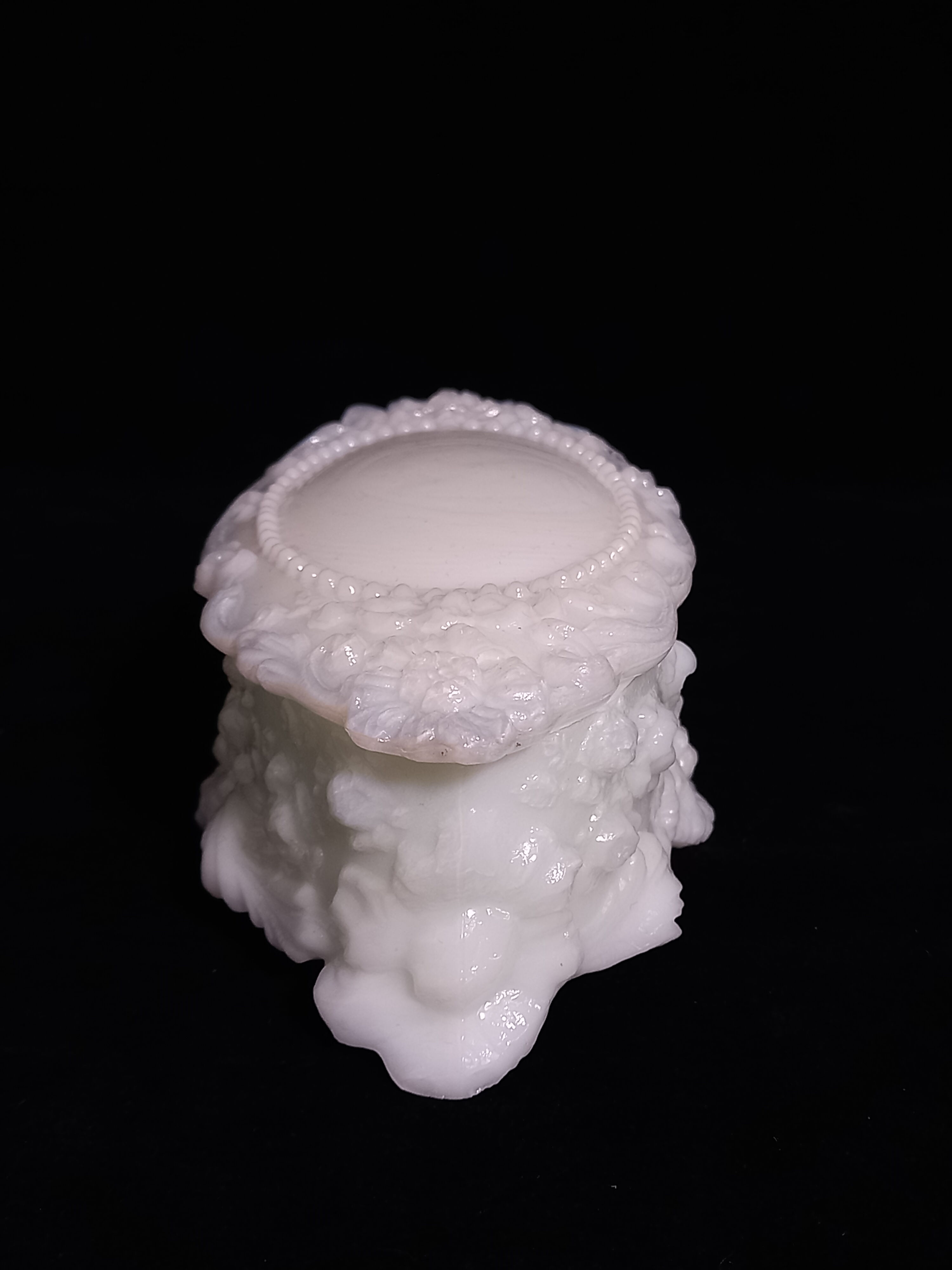 Boite style baroque en opaline blanche