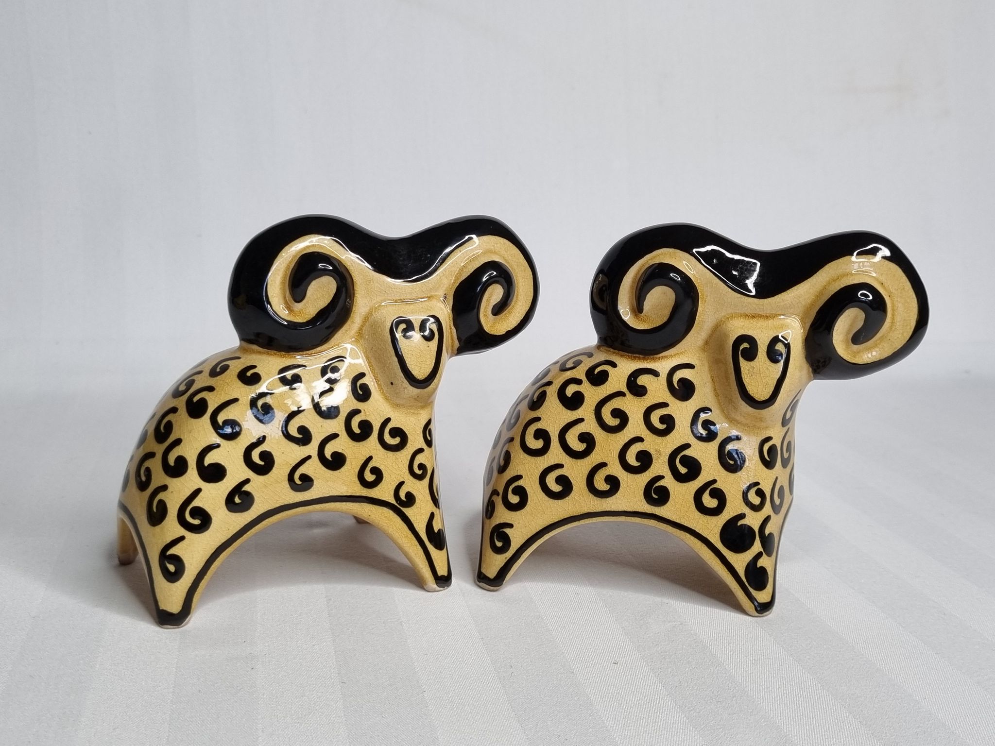 Deux béliers stylisés en céramique émaillée, vintage,  Kasakhstan