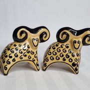Deux béliers stylisés en céramique émaillée, vintage,  Kasakhstan