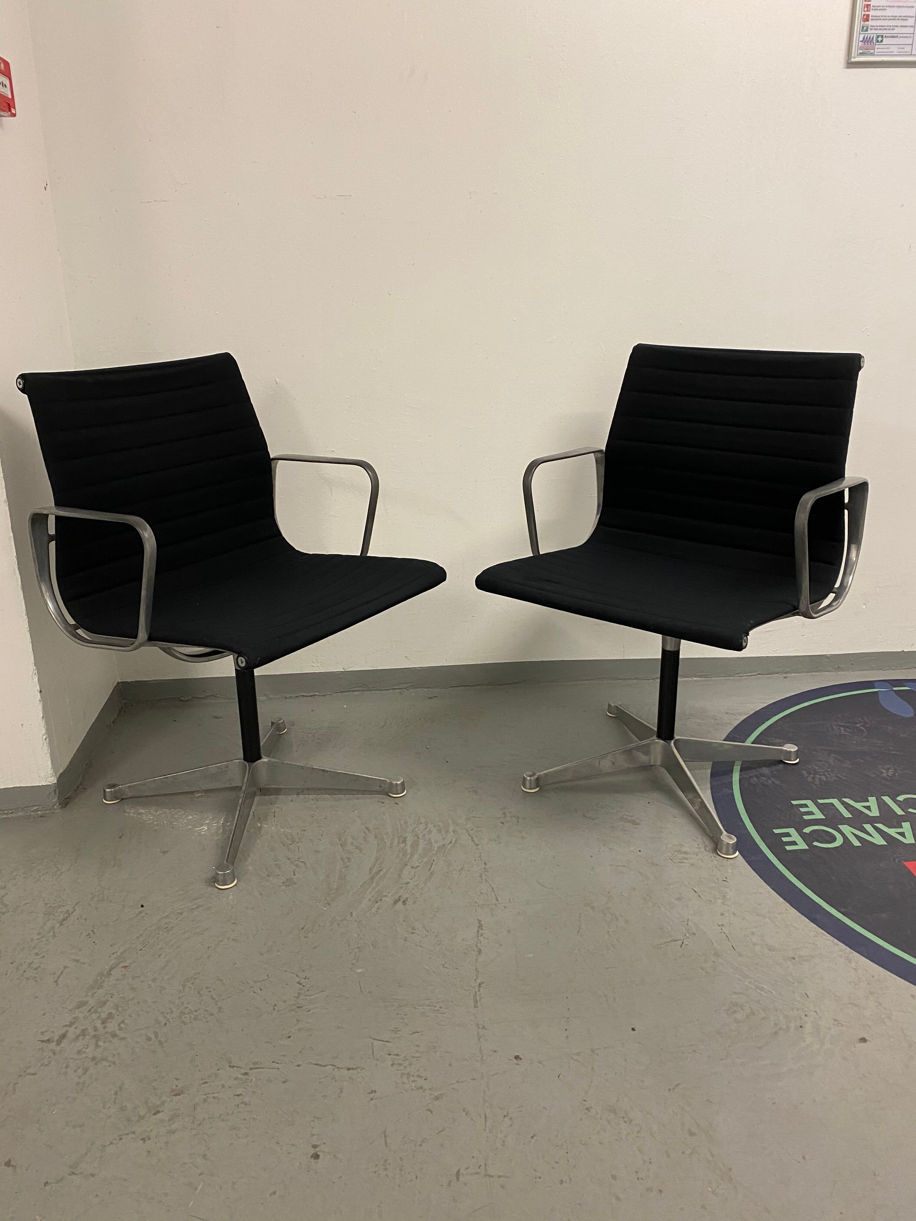 Fauteuil EA108 par Charles et Ray  Eames édition Herman Miller