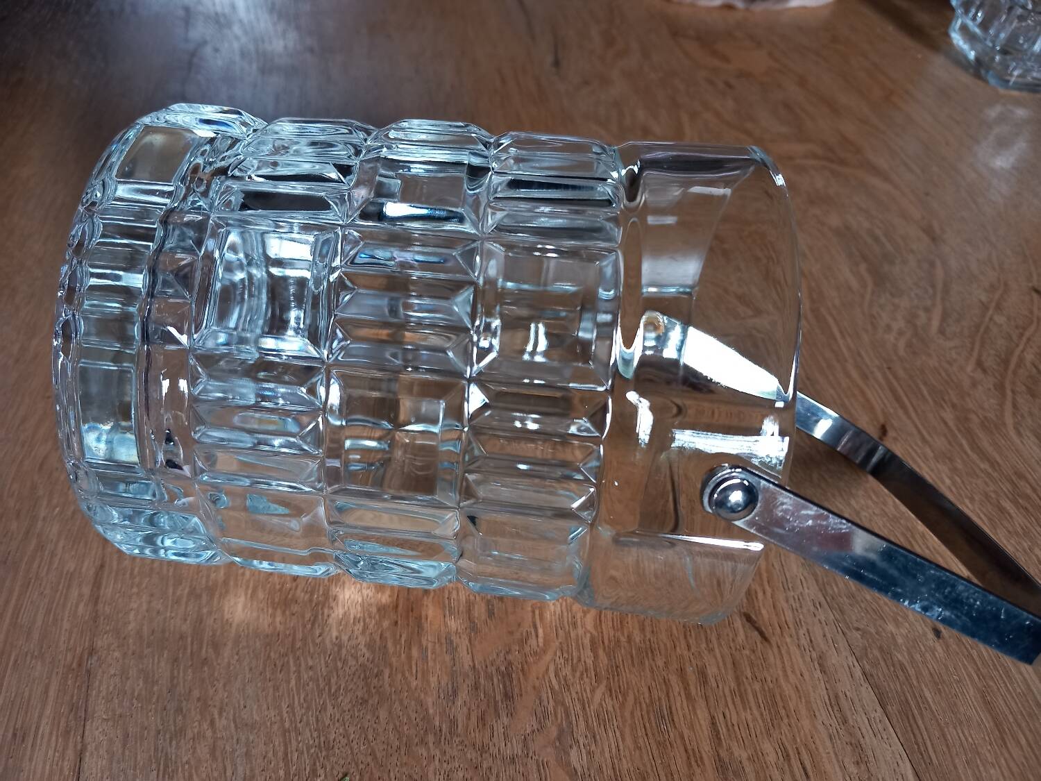 1 whiskey decanter + 1 vintage ice bucket