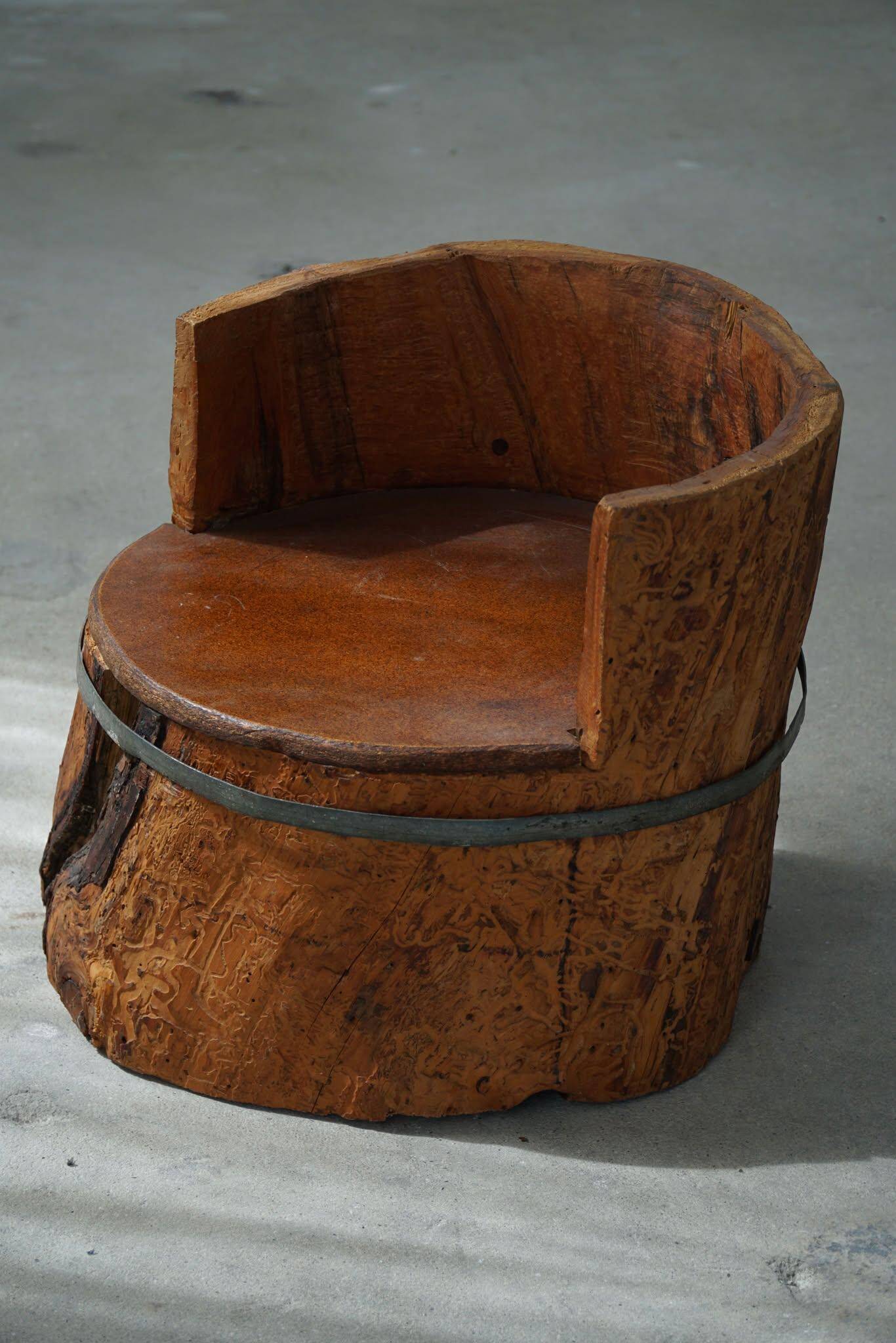 Primitive stump seat in pine, hand-carved, modern Swedish, Wabi Sabi, 1900s.