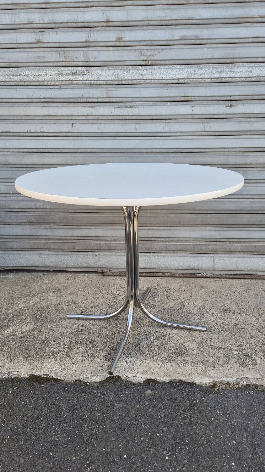 Round dining table 1970