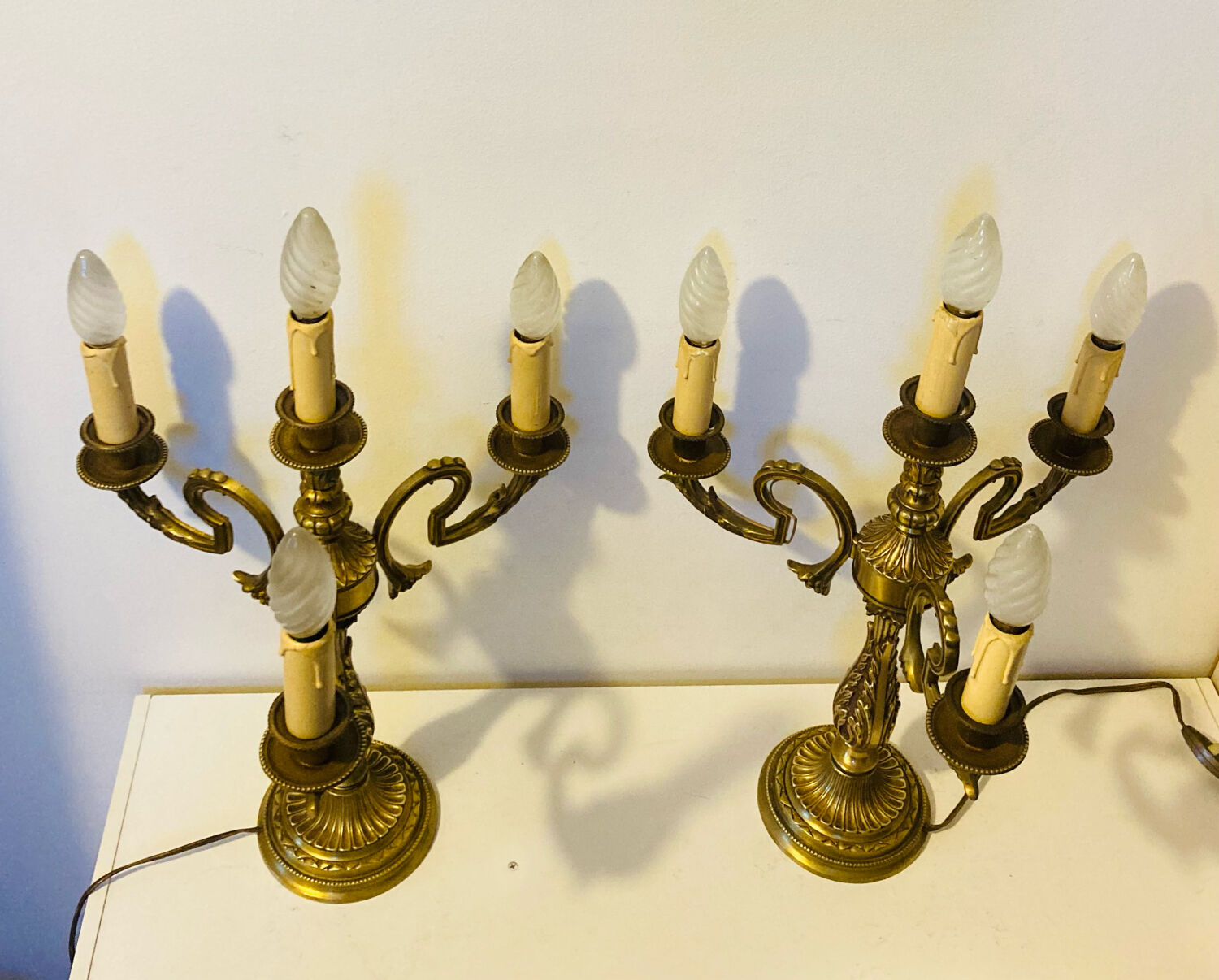 Large table lamps in solid bronze, decorated with acanthus leaves.