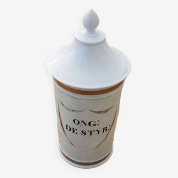Old porcelain apothecary pot: ong de styr