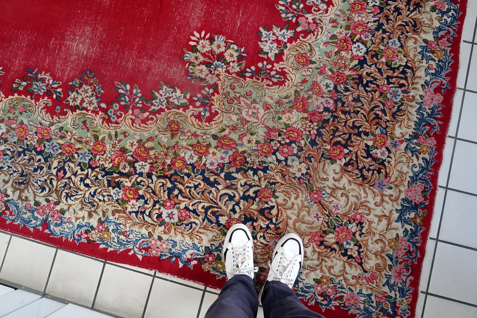 Antique 1920s Persian Kerman rug, floral medallion, red field, 267cm x 364cm