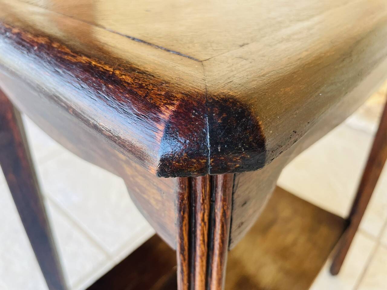 Table d'appoint Art déco en noyer avec étagère, années 1930