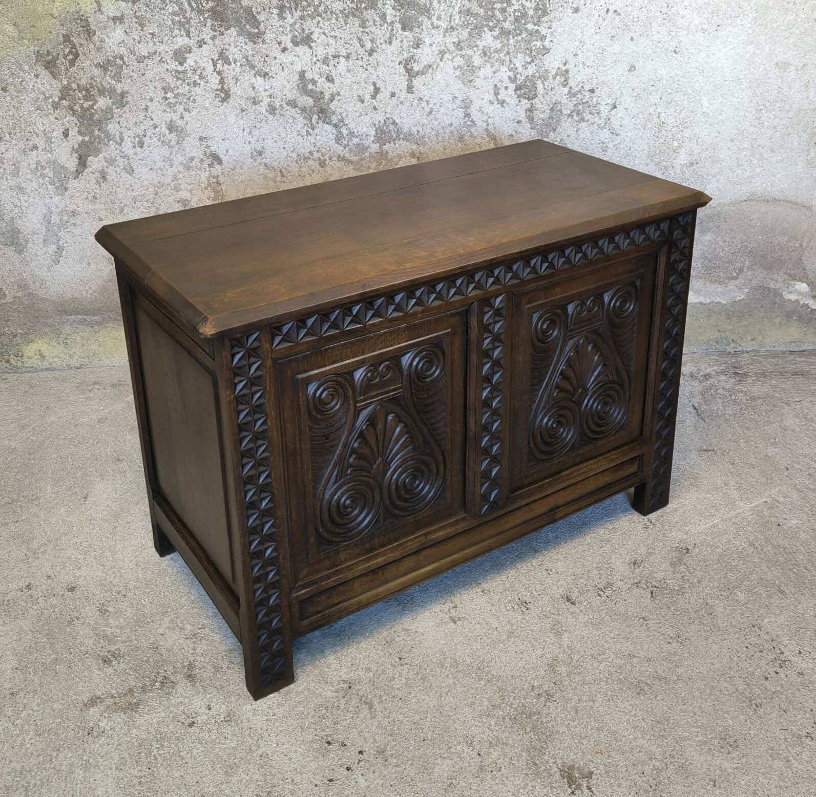 Coffre en bois massif sculpté.