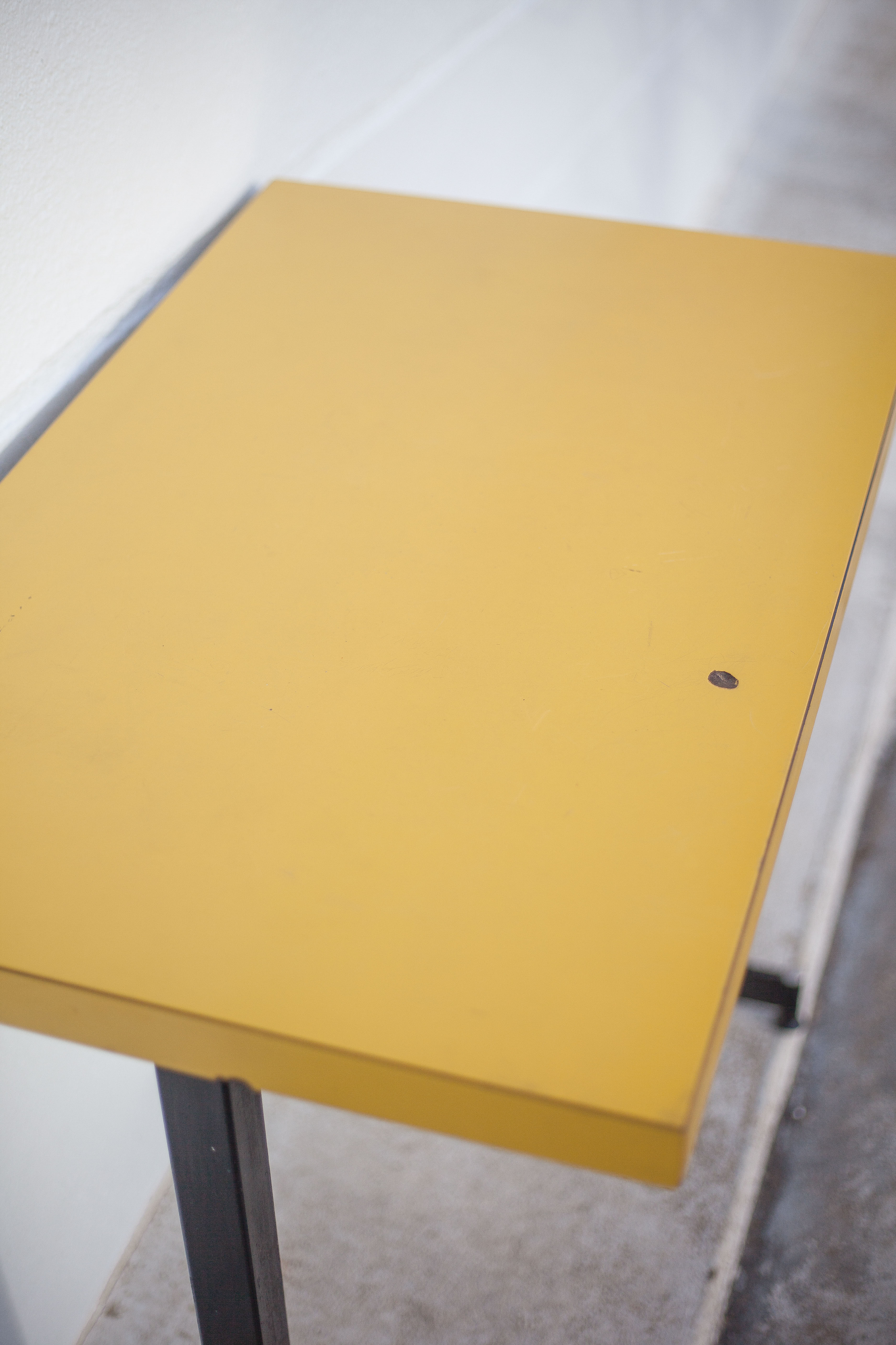 Table de bistrot en fer et formica jaune