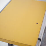 Table de bistrot en fer et formica jaune
