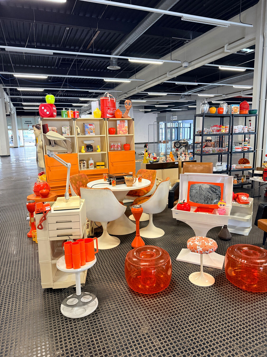 Table and tulip leg chair, vintage space age from the 70s.