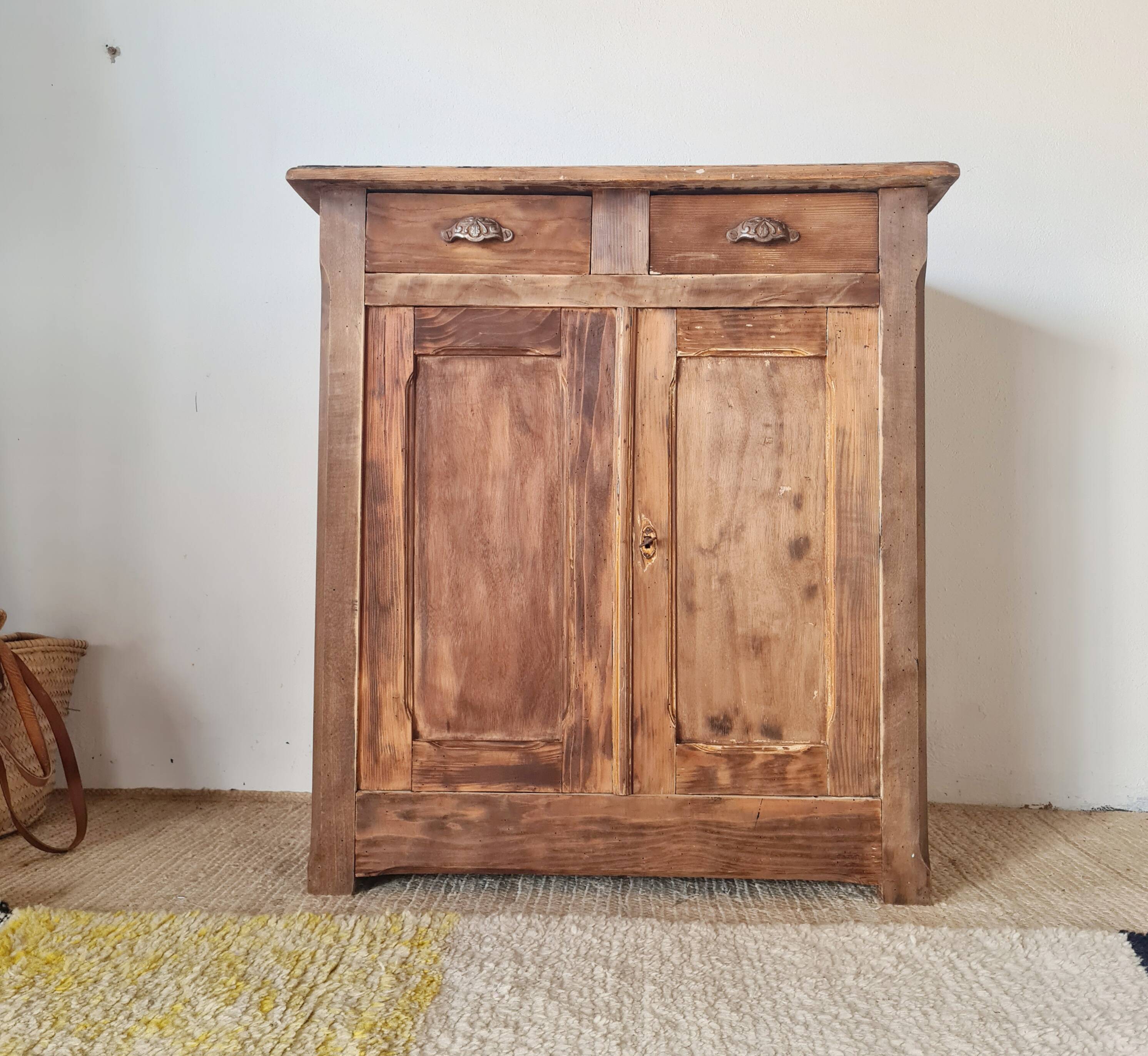 Buffet parisien bas ancien en bois patiné - intérieur fleuri
