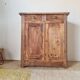 Buffet parisien bas ancien en bois patiné - intérieur fleuri