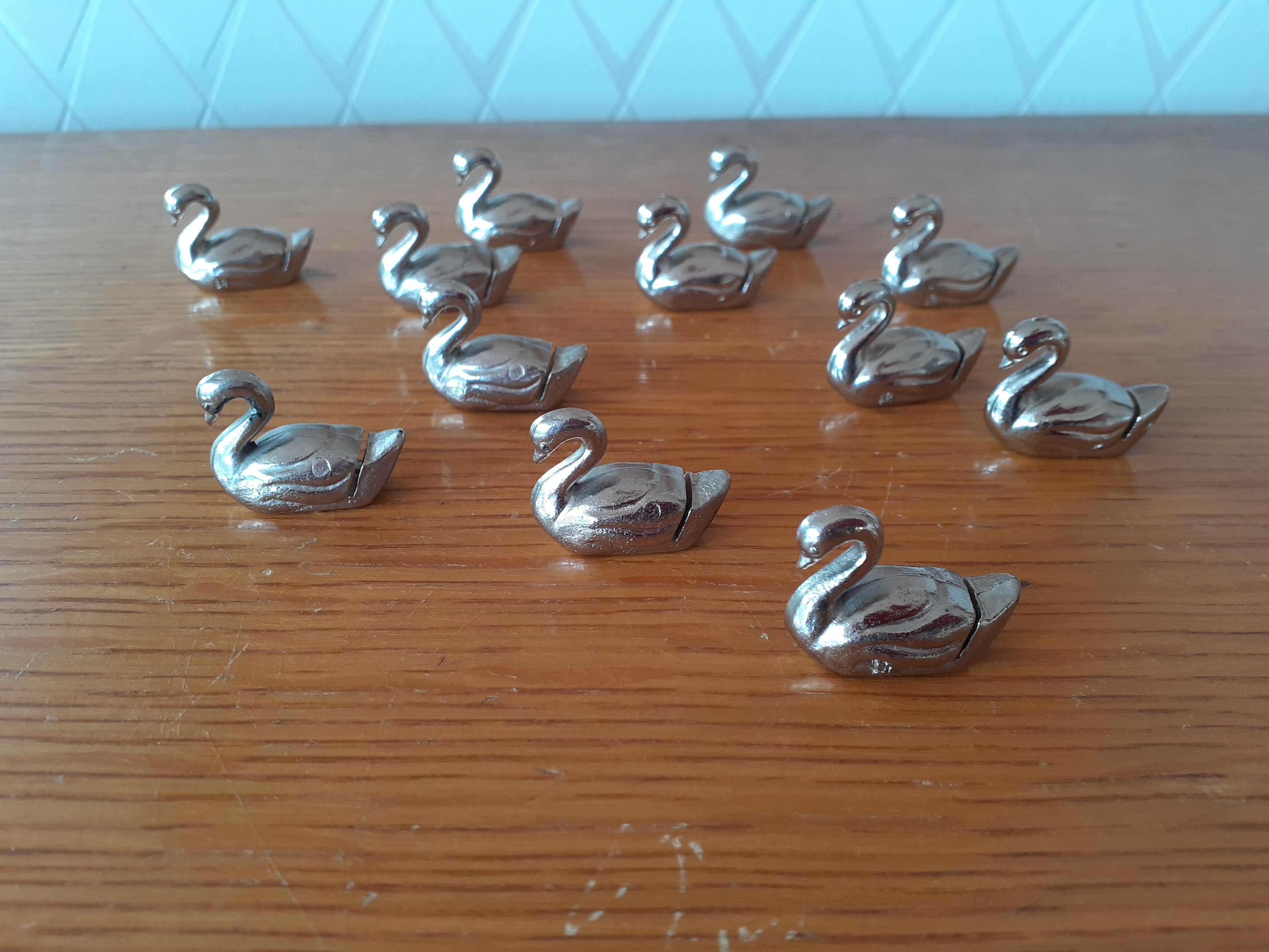 Set of 12 place-marked swans with names