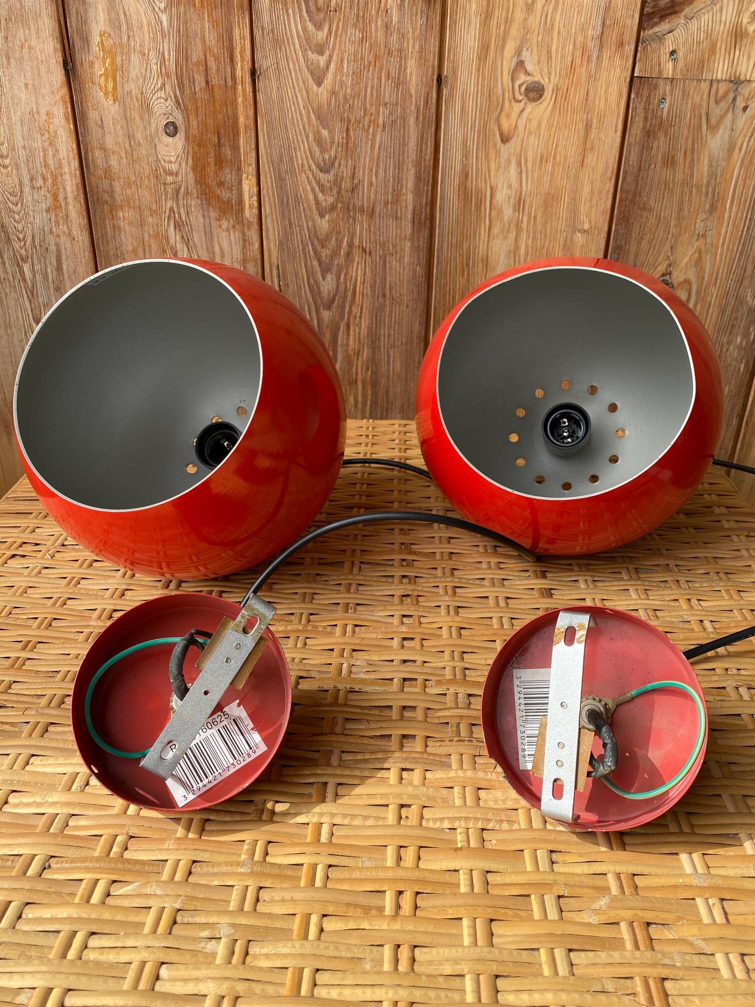 Paire de suspension boule rouge en métal années 70.