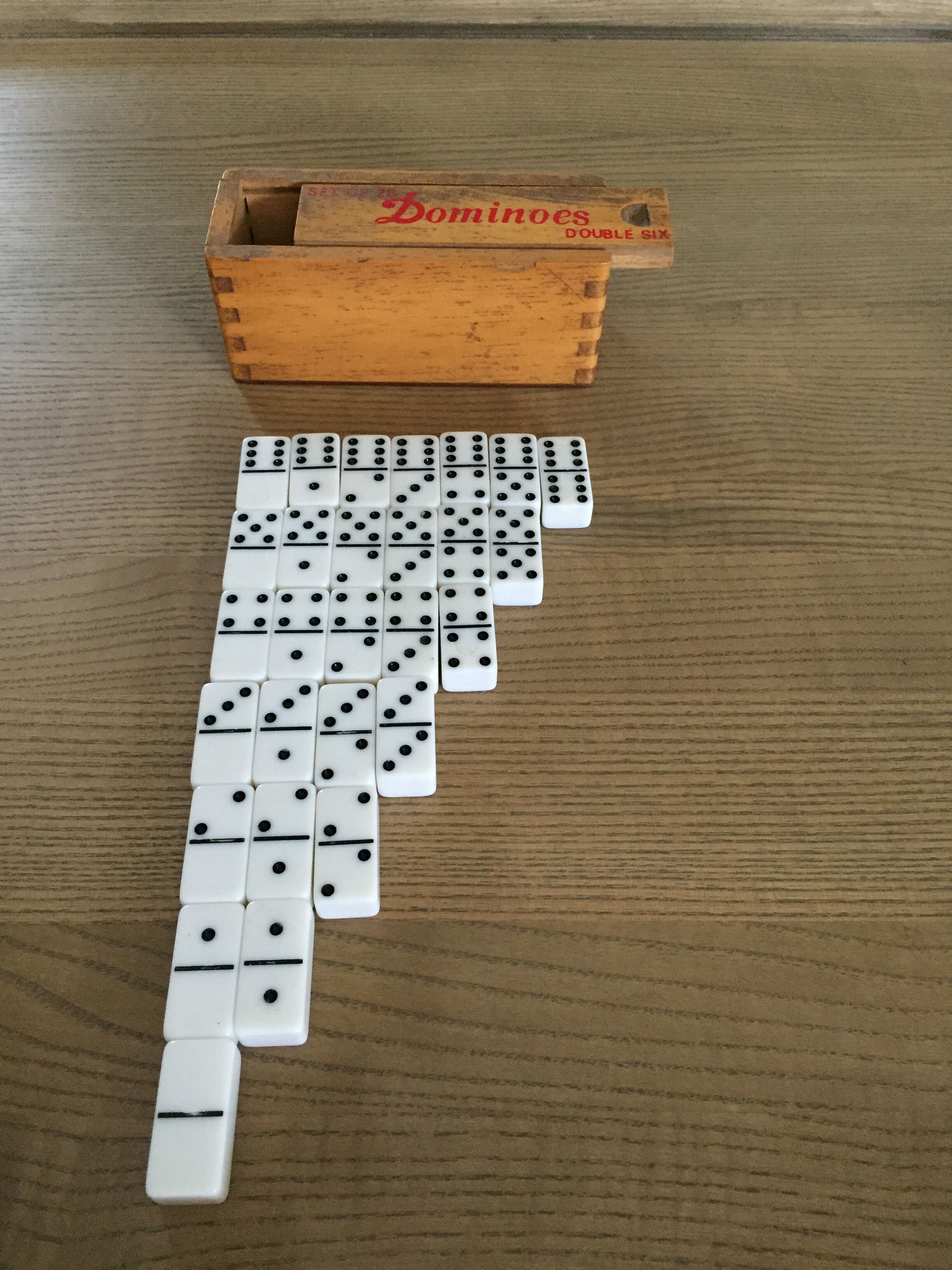 Jeu de dominos anciens dans sa boite en bois