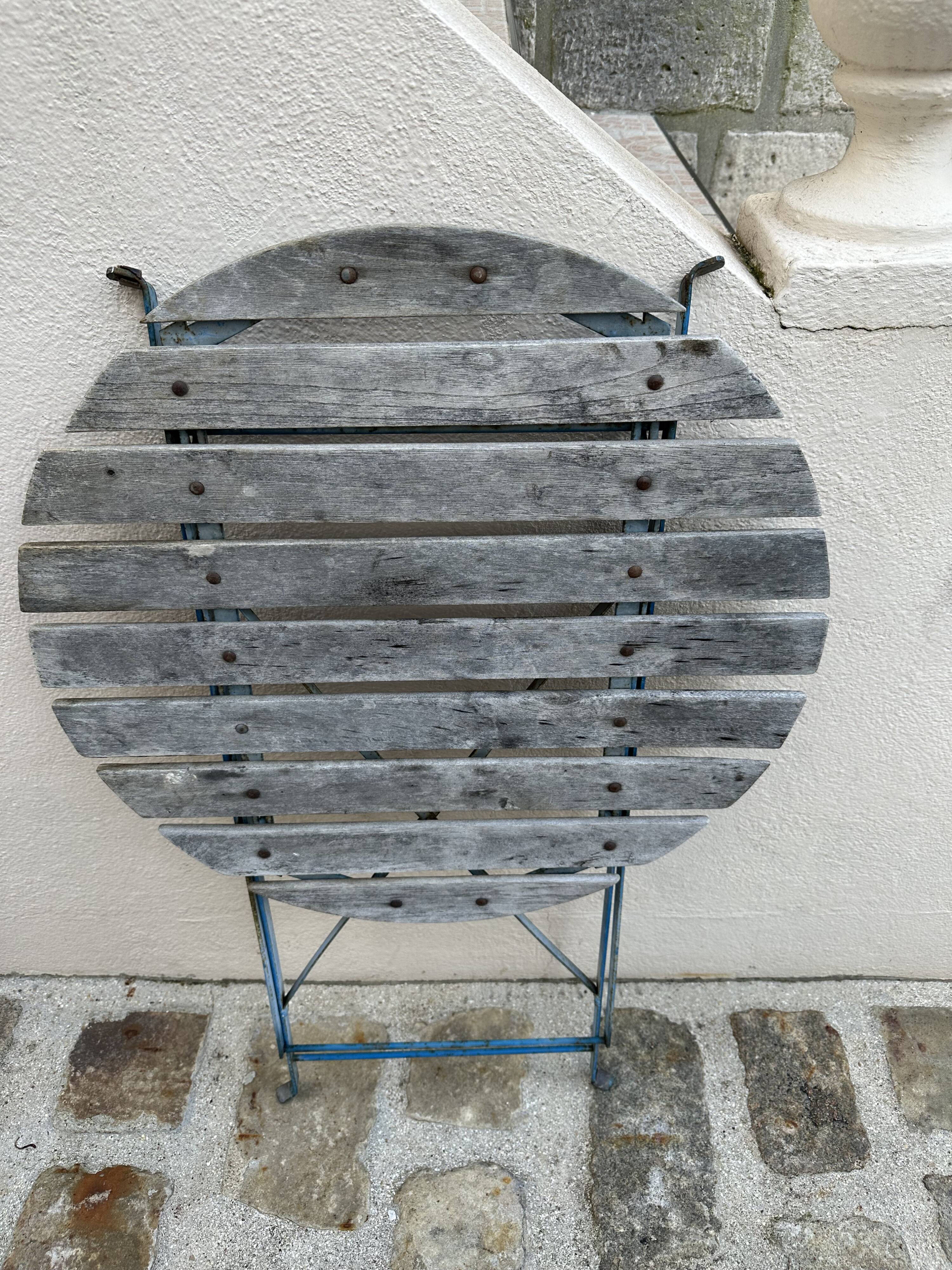 Round folding garden table