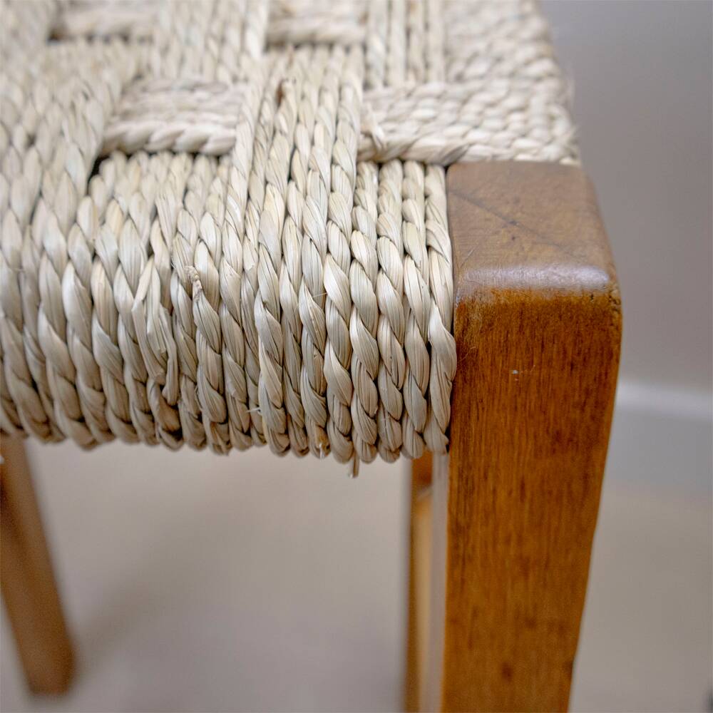 Tabouret bas vintage en bois avec jonc de mer