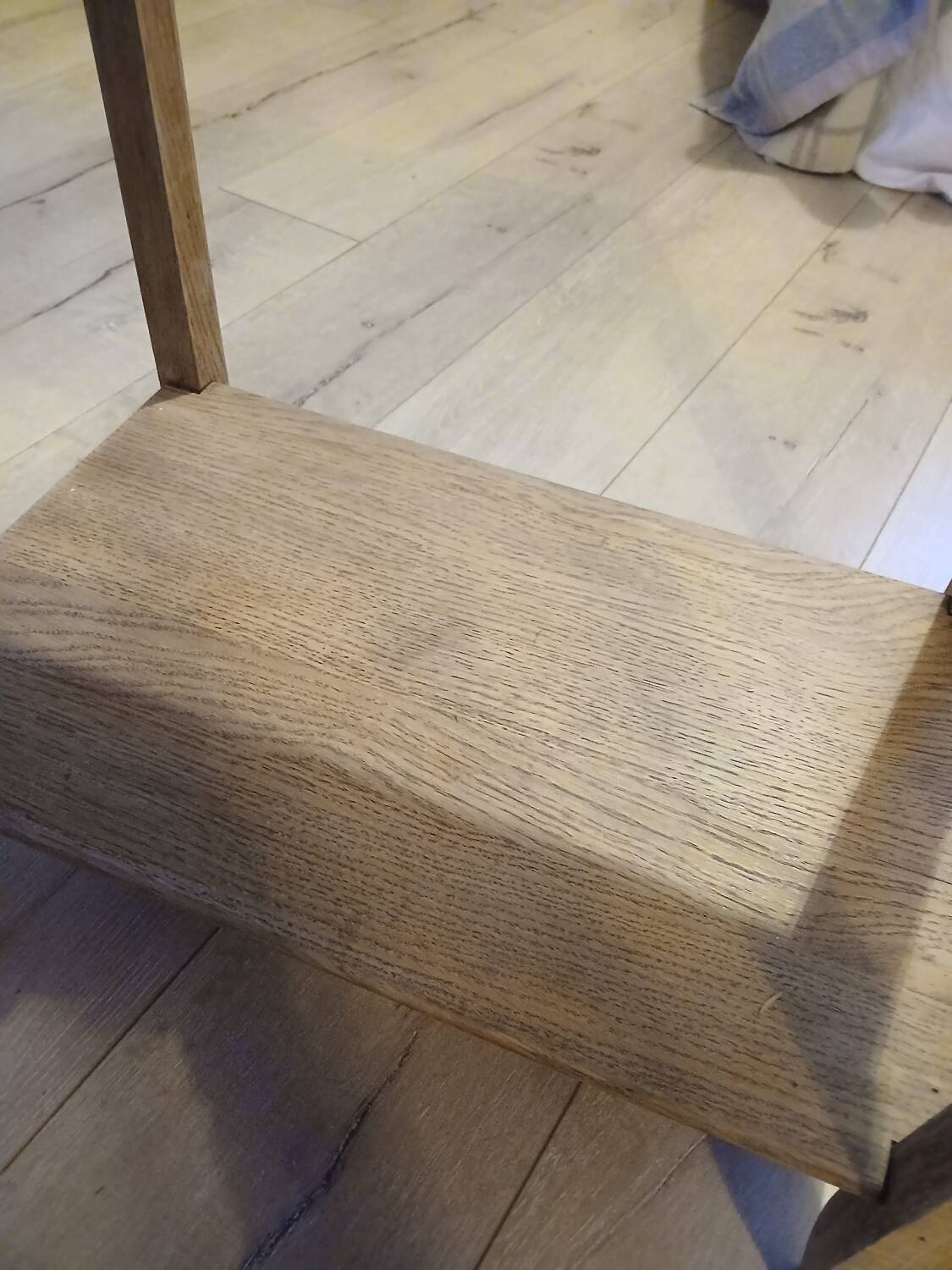 Small piece of furniture/old pedestal table