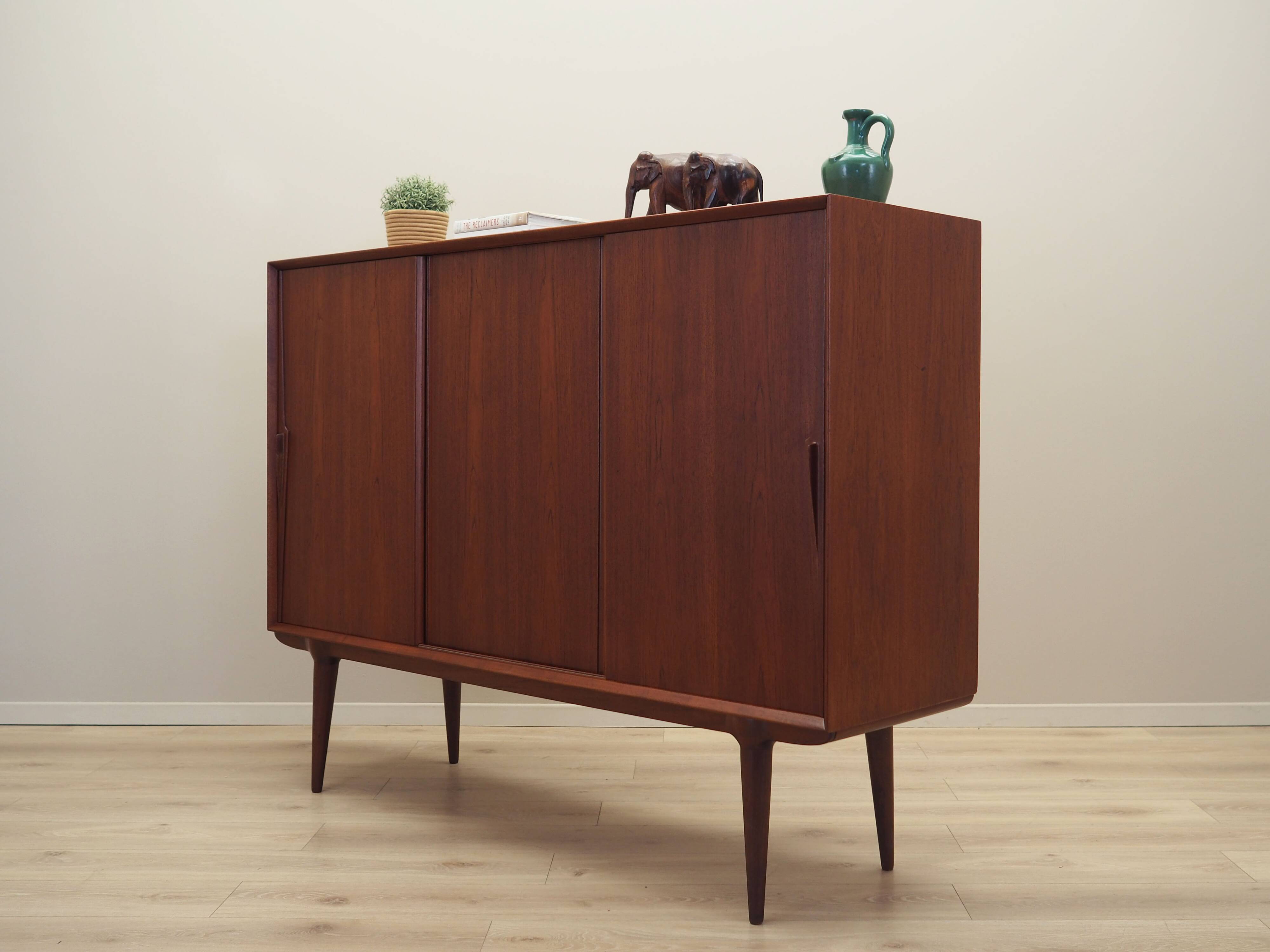 Buffet haut en teck, design danois, années 1970, fabricant : Omann Jun