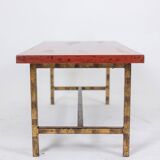 Table basse en laque et fer doré. Années 1950.