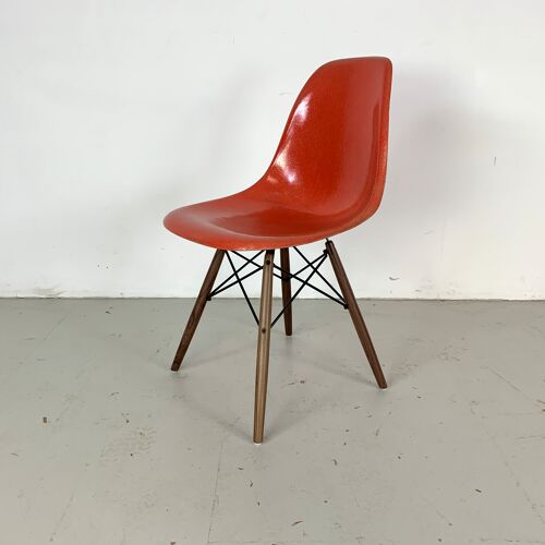 Chaise DSW de Charles et Ray Eames édition Herman Miller